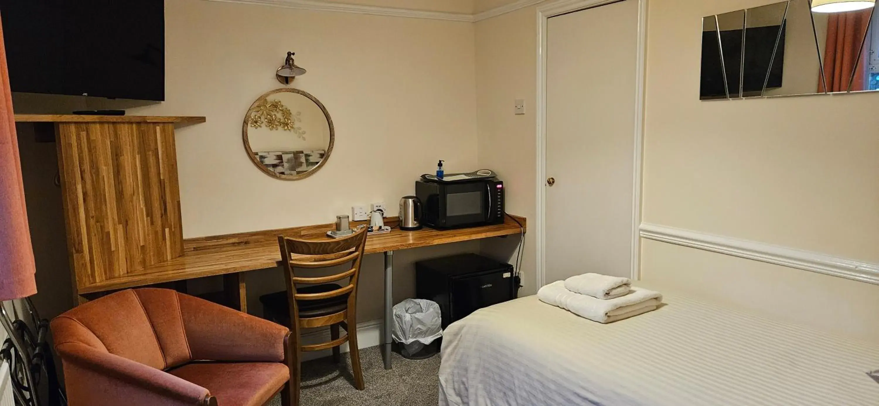 Bedroom, Bed in Edward Hotel Bedroom, Bed in Edward Hotel