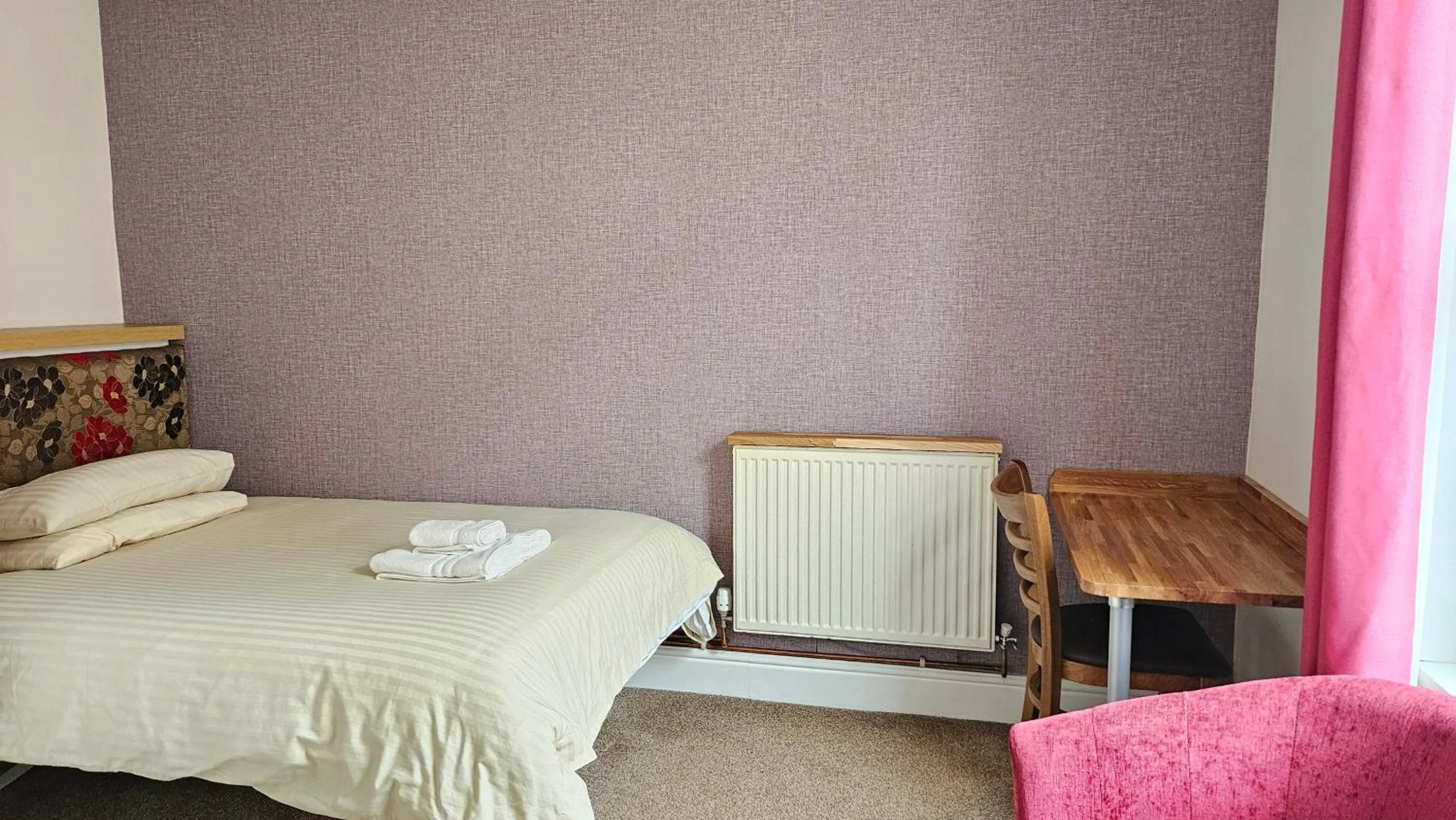 Bedroom, Bed in Edward Hotel