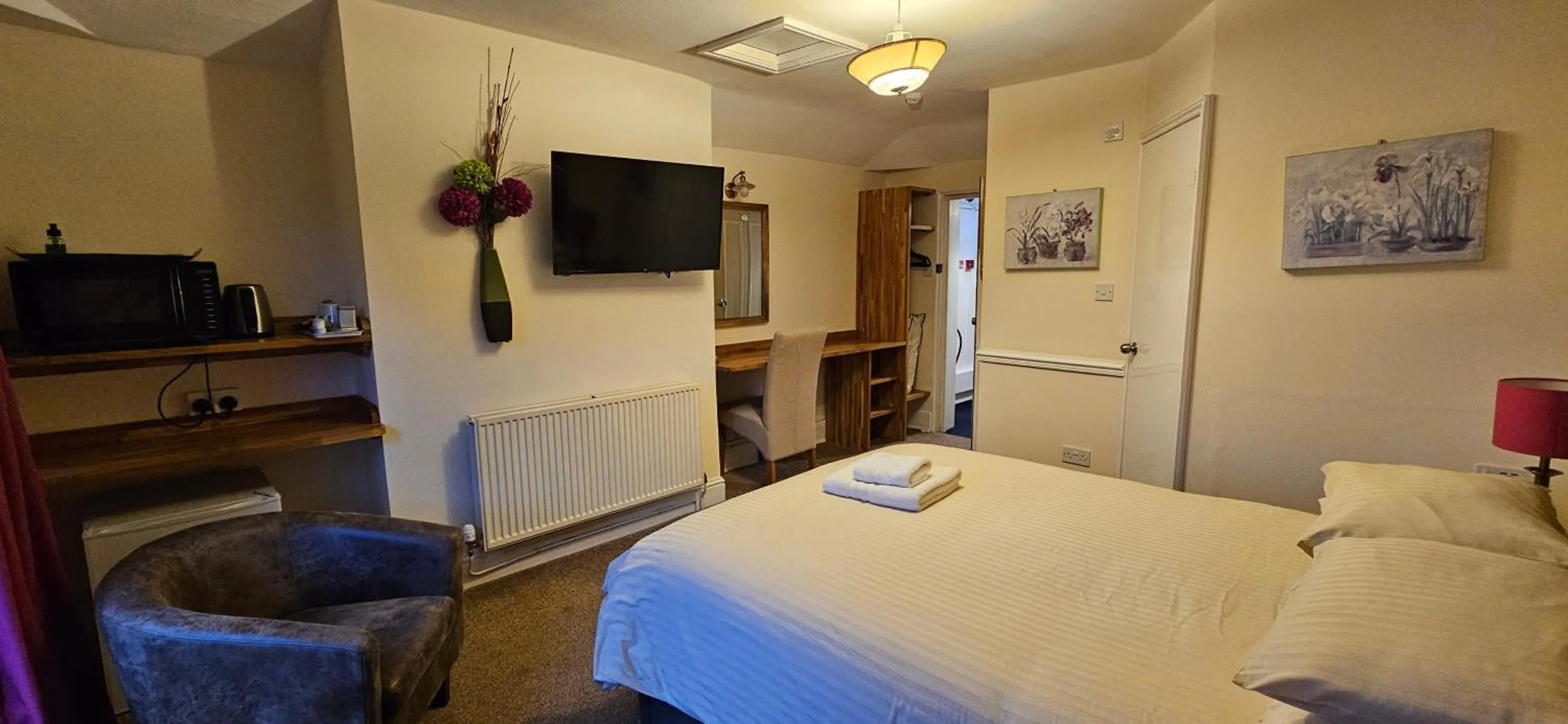 Bedroom, Bed in Edward Hotel