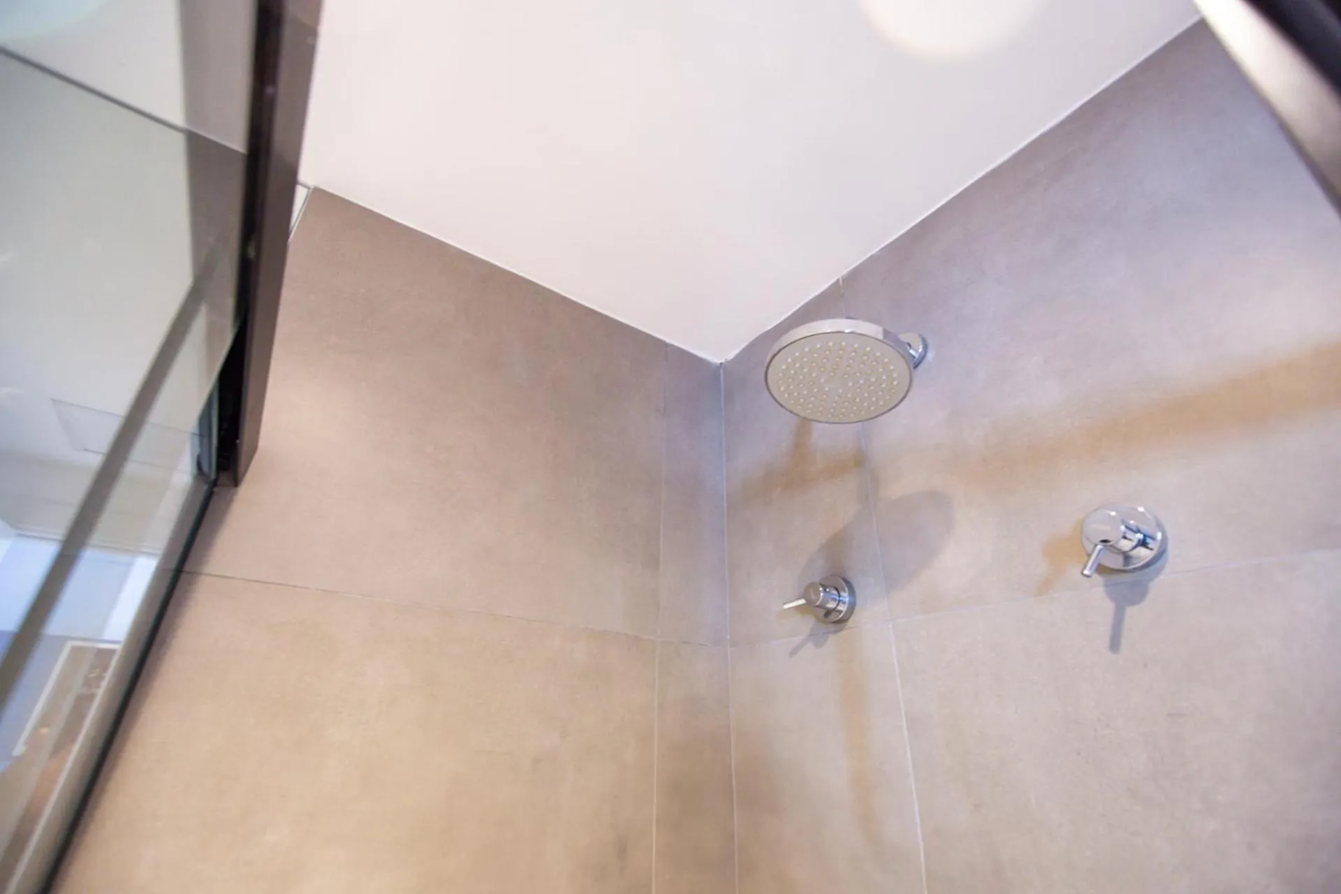 Shower in 360 VN Ueno by Housi