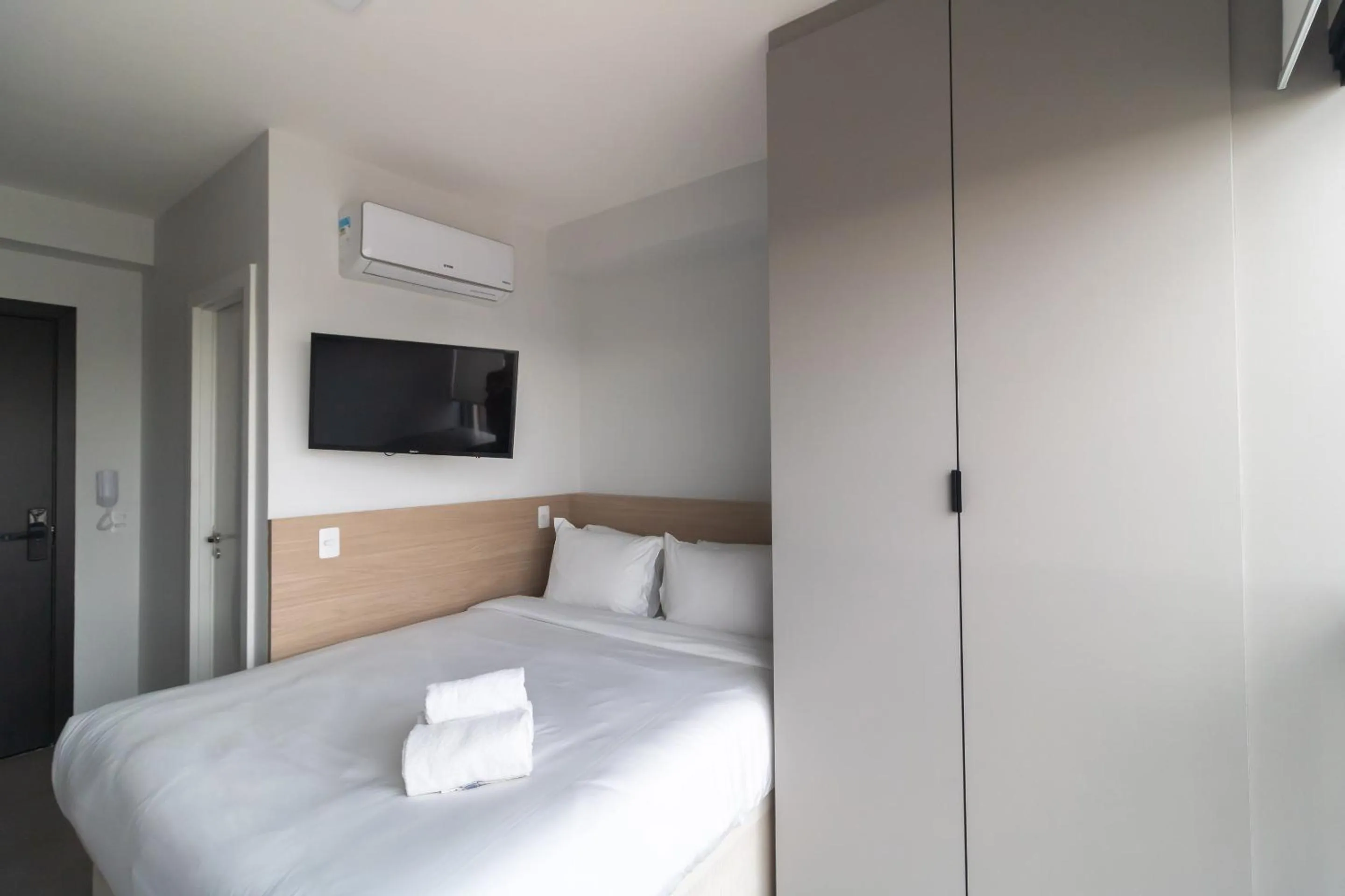 Bedroom, Bed in 360 VN Ueno by Housi