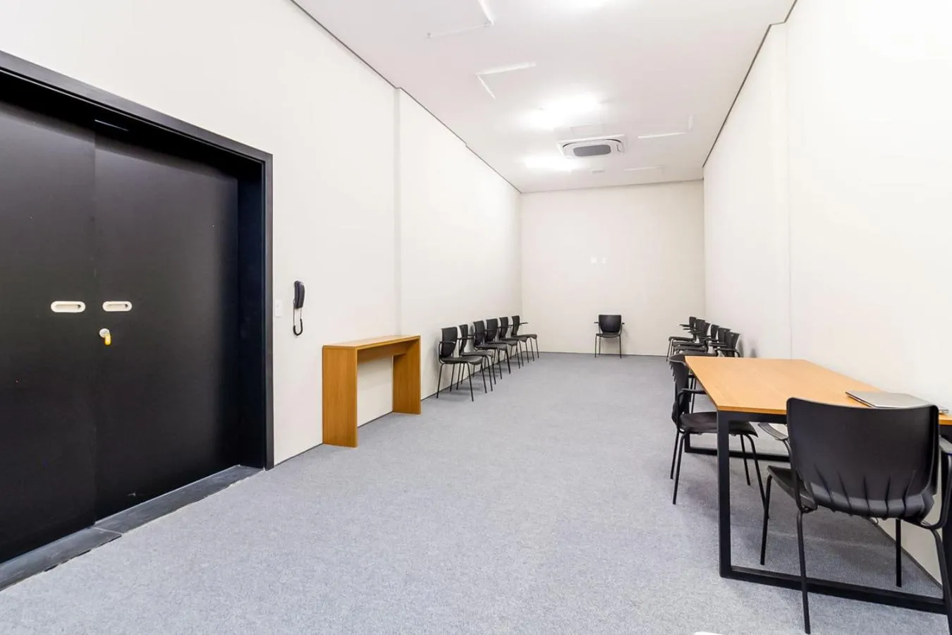 Meeting/conference room in 360 VN Ueno by Housi