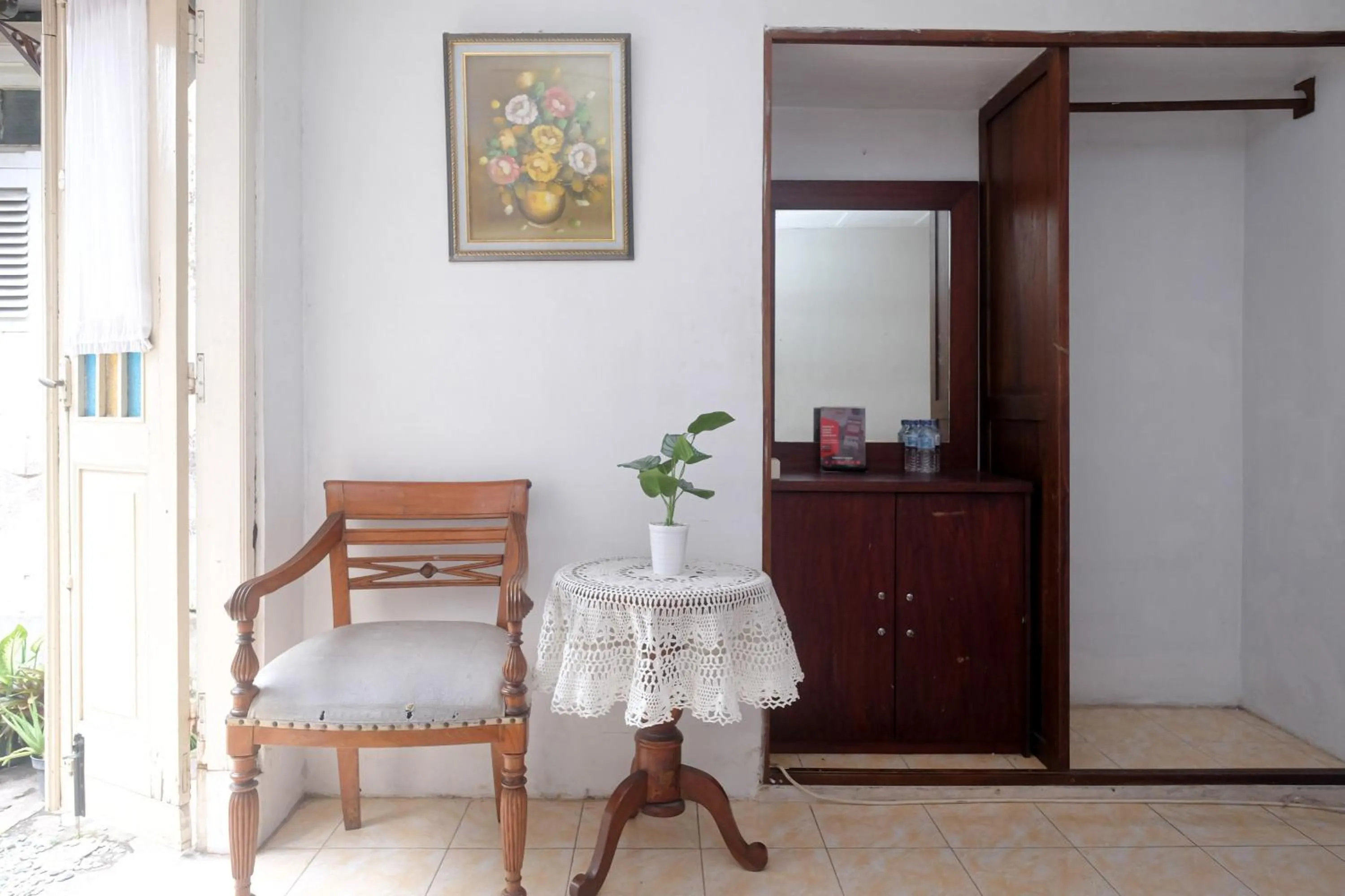 Seating area in Reddoorz Syariah near Wijilan Yogyakarta