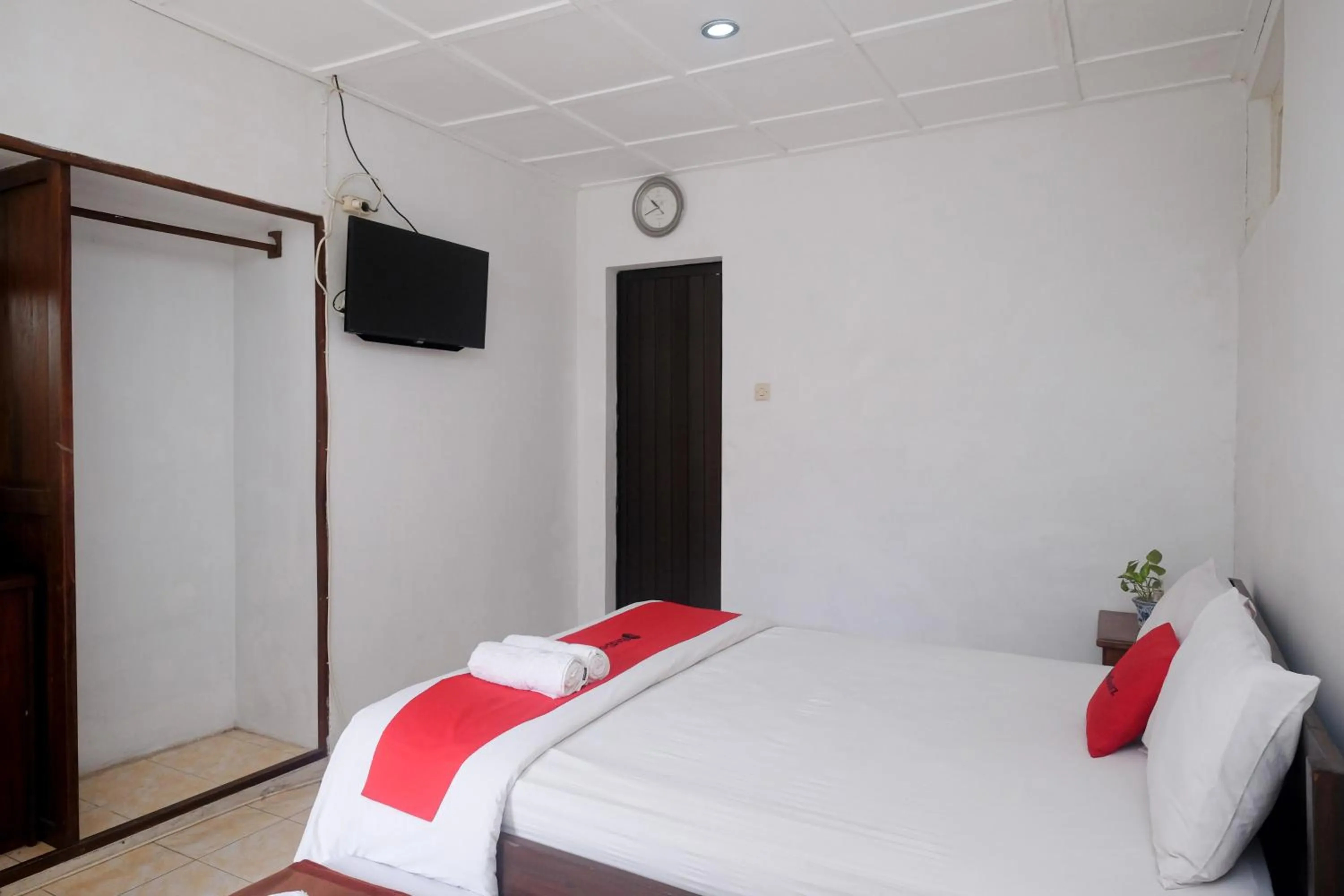 Bedroom, Bed in Reddoorz Syariah near Wijilan Yogyakarta