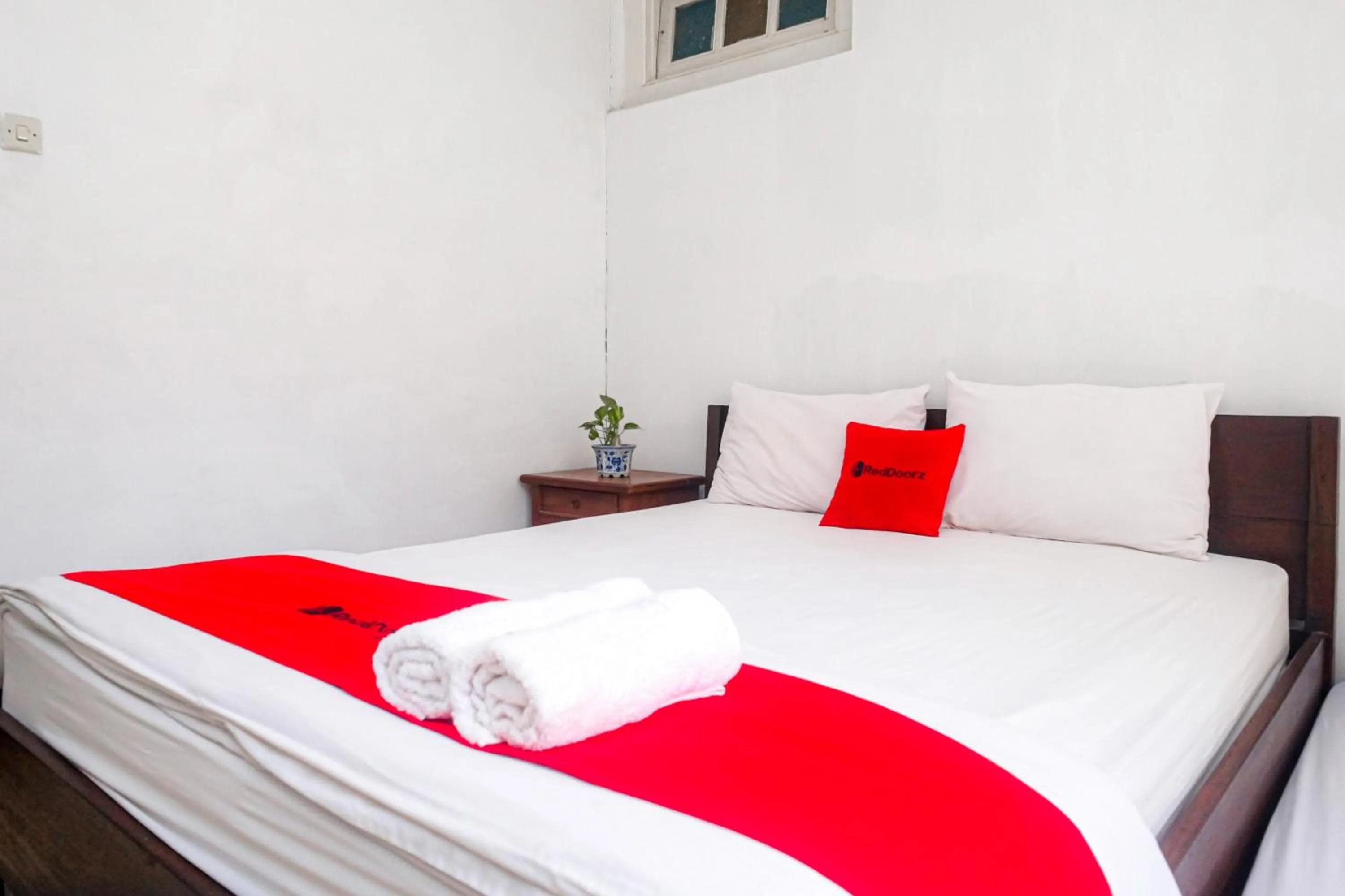 Bedroom, Bed in Reddoorz Syariah near Wijilan Yogyakarta