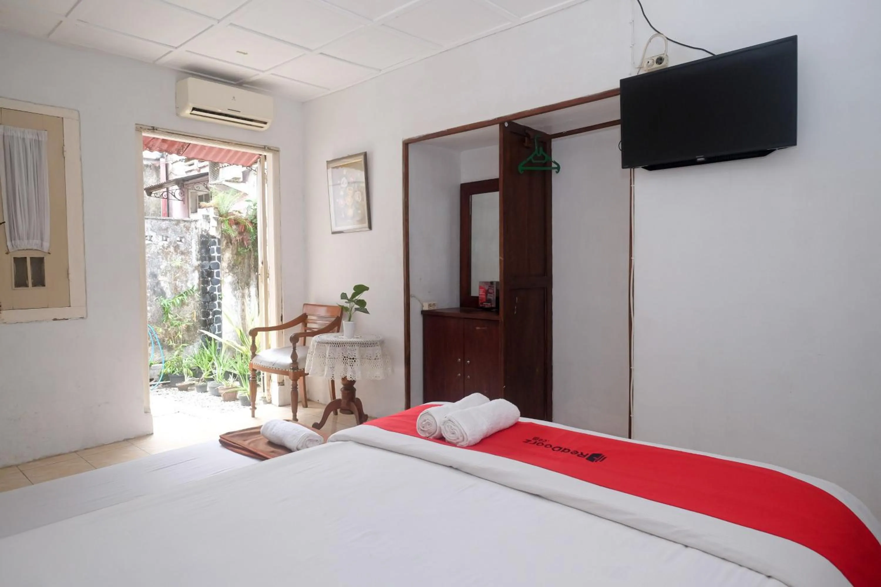 Bedroom, Bed in Reddoorz Syariah near Wijilan Yogyakarta