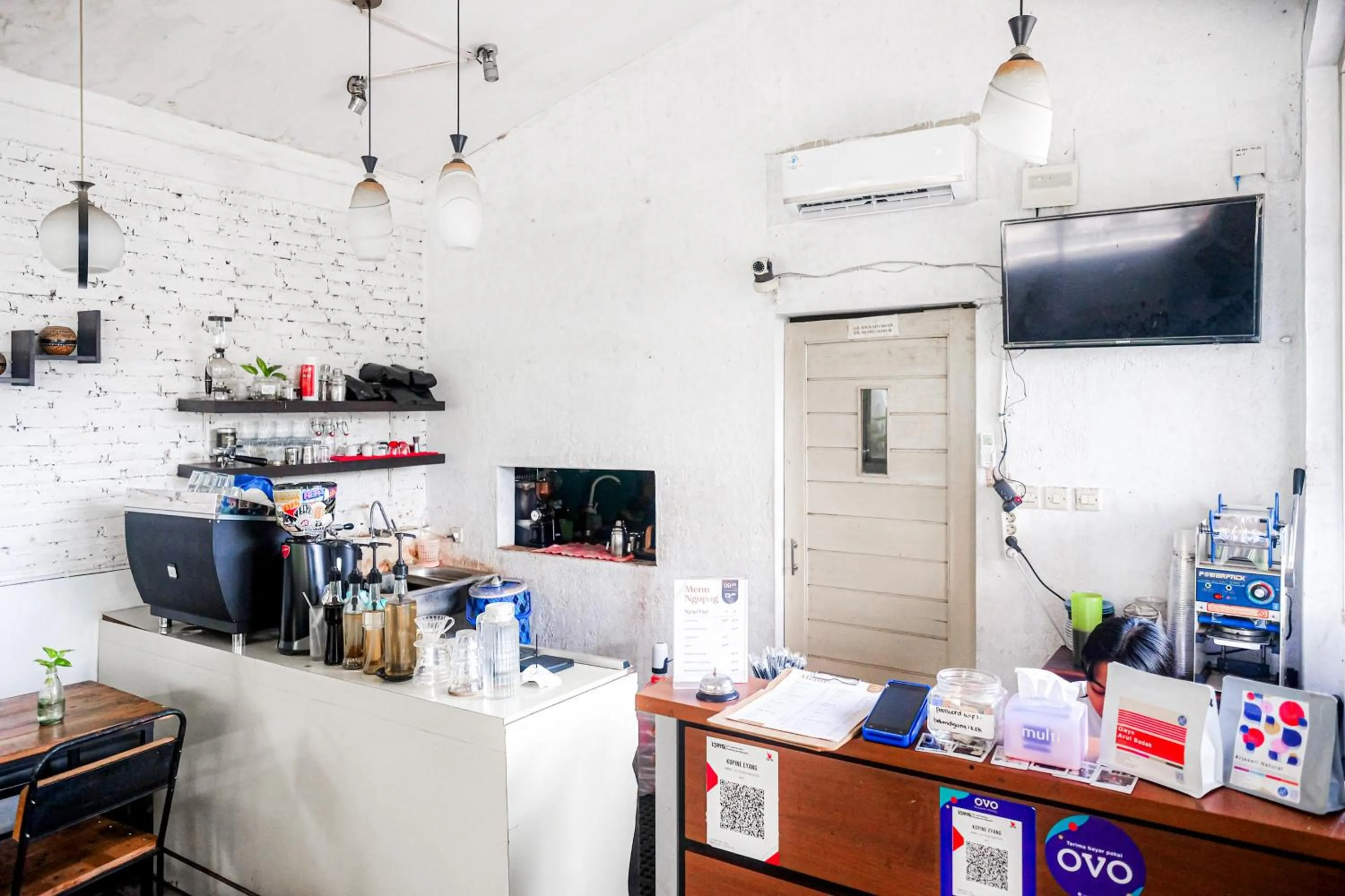 Lobby or reception in Reddoorz Syariah near Wijilan Yogyakarta