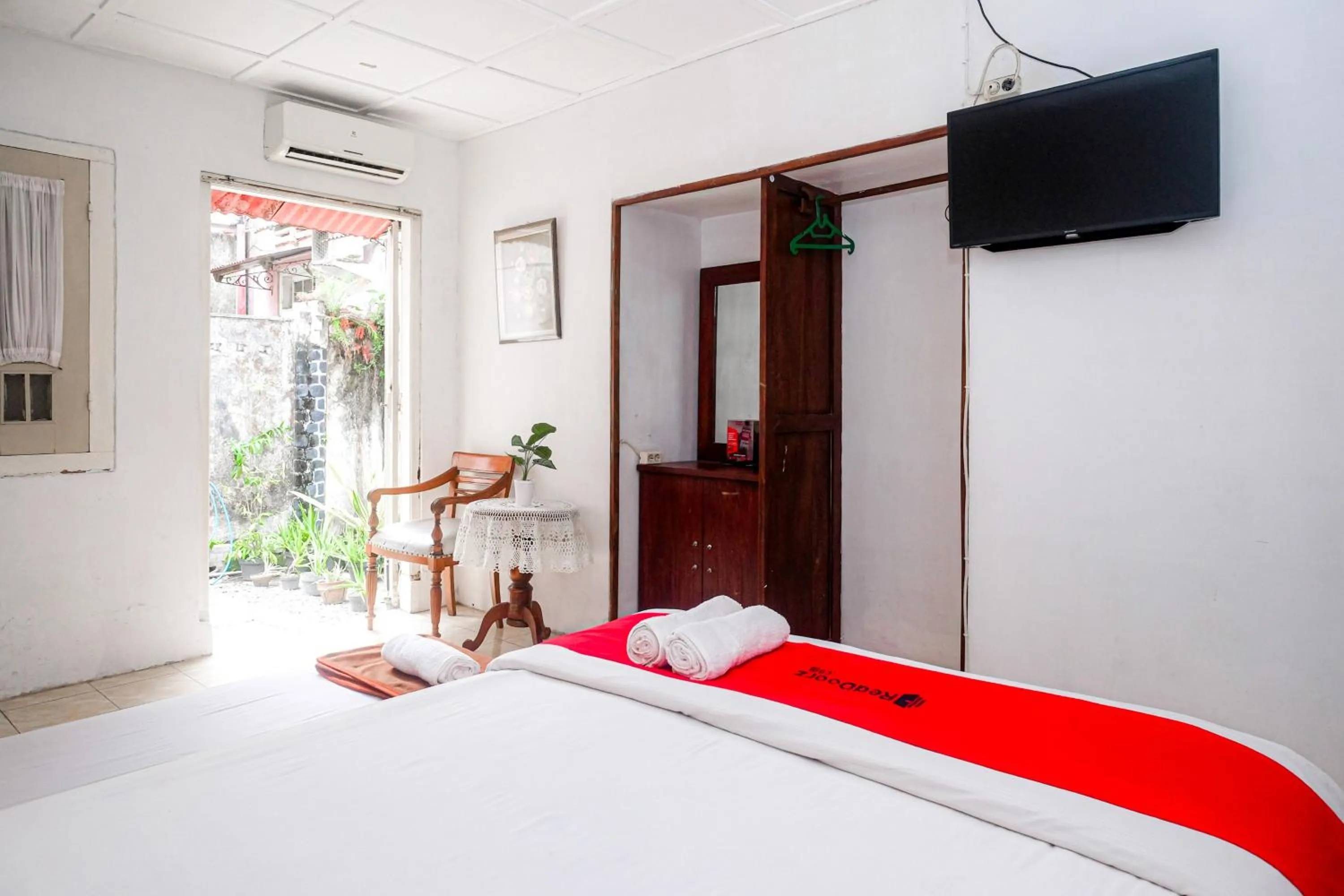 Bedroom, Bed in Reddoorz Syariah near Wijilan Yogyakarta