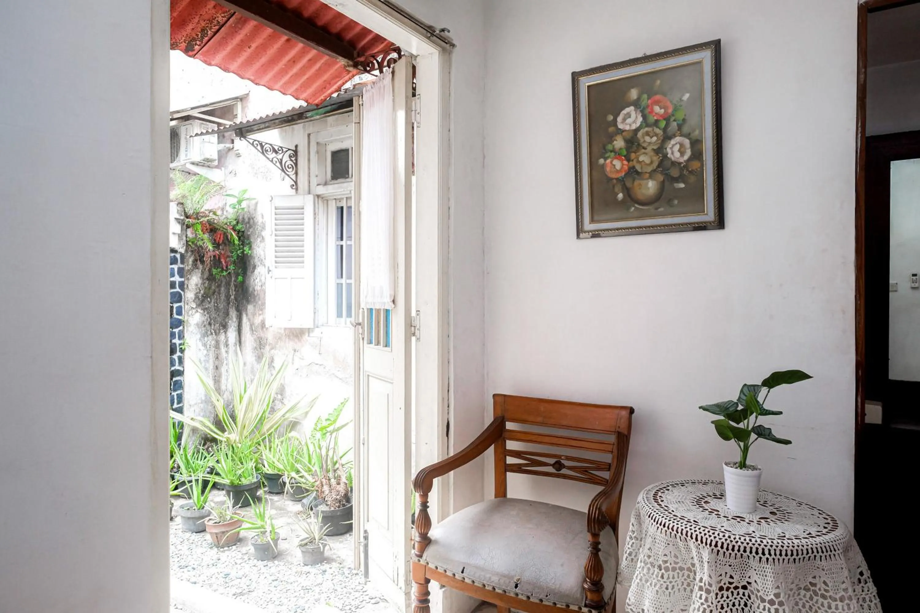 Seating area in Reddoorz Syariah near Wijilan Yogyakarta