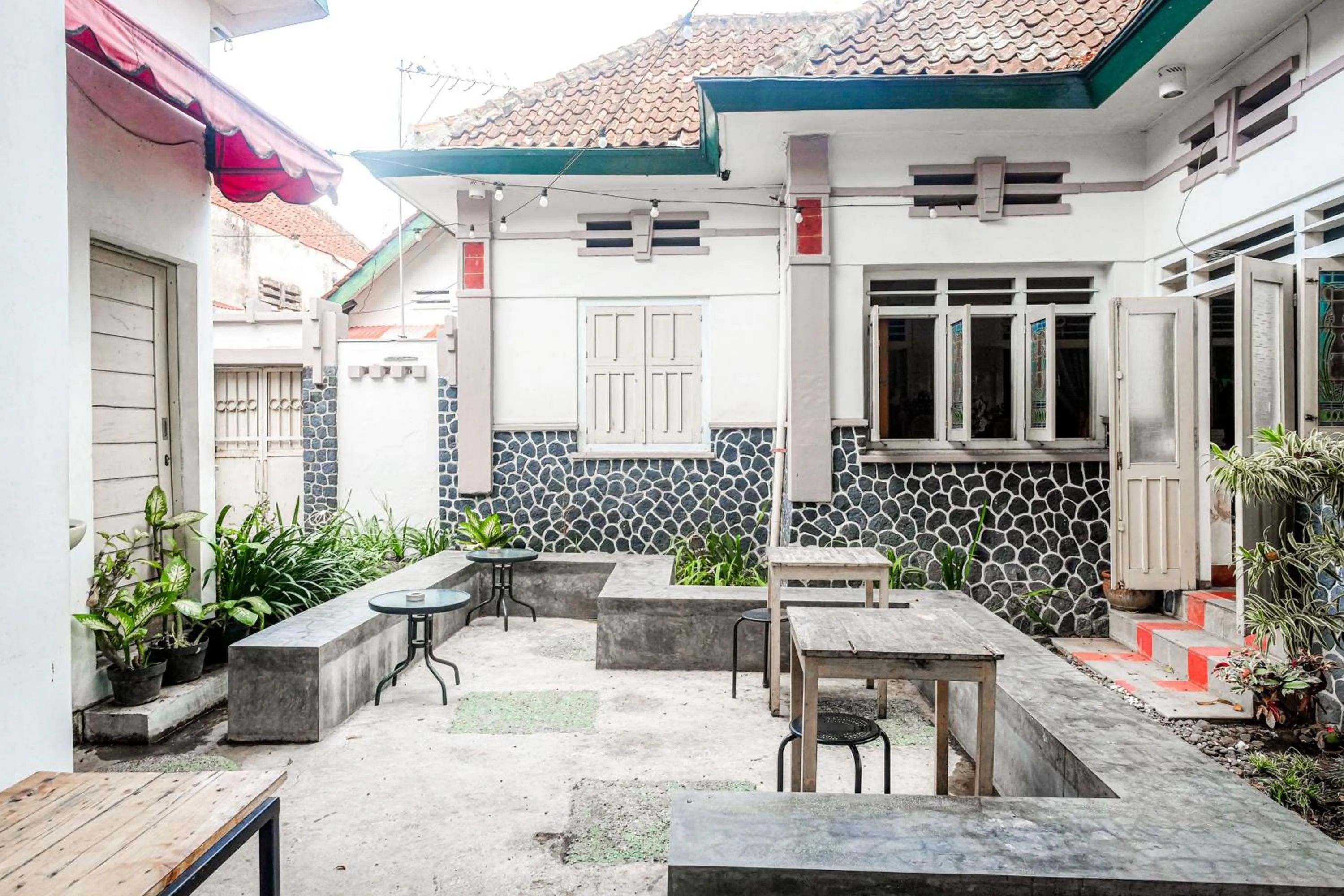 Facade/entrance in Reddoorz Syariah near Wijilan Yogyakarta