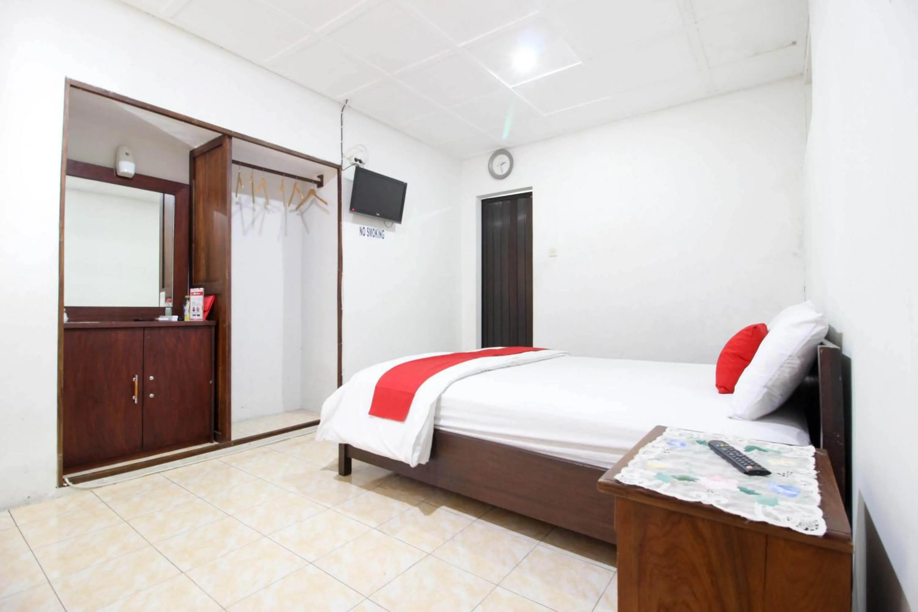 Bedroom, Bed in Reddoorz Syariah near Wijilan Yogyakarta