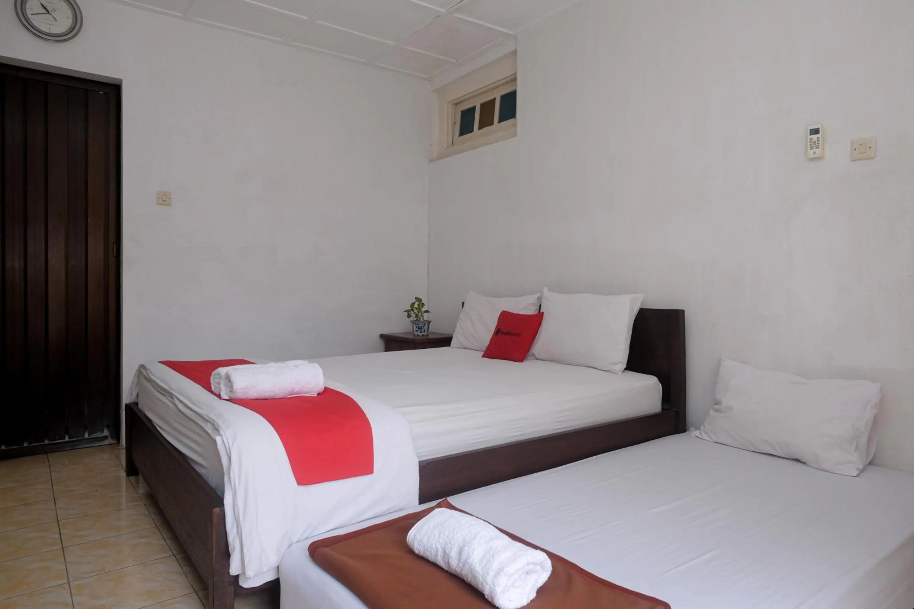 Bedroom, Bed in Reddoorz Syariah near Wijilan Yogyakarta