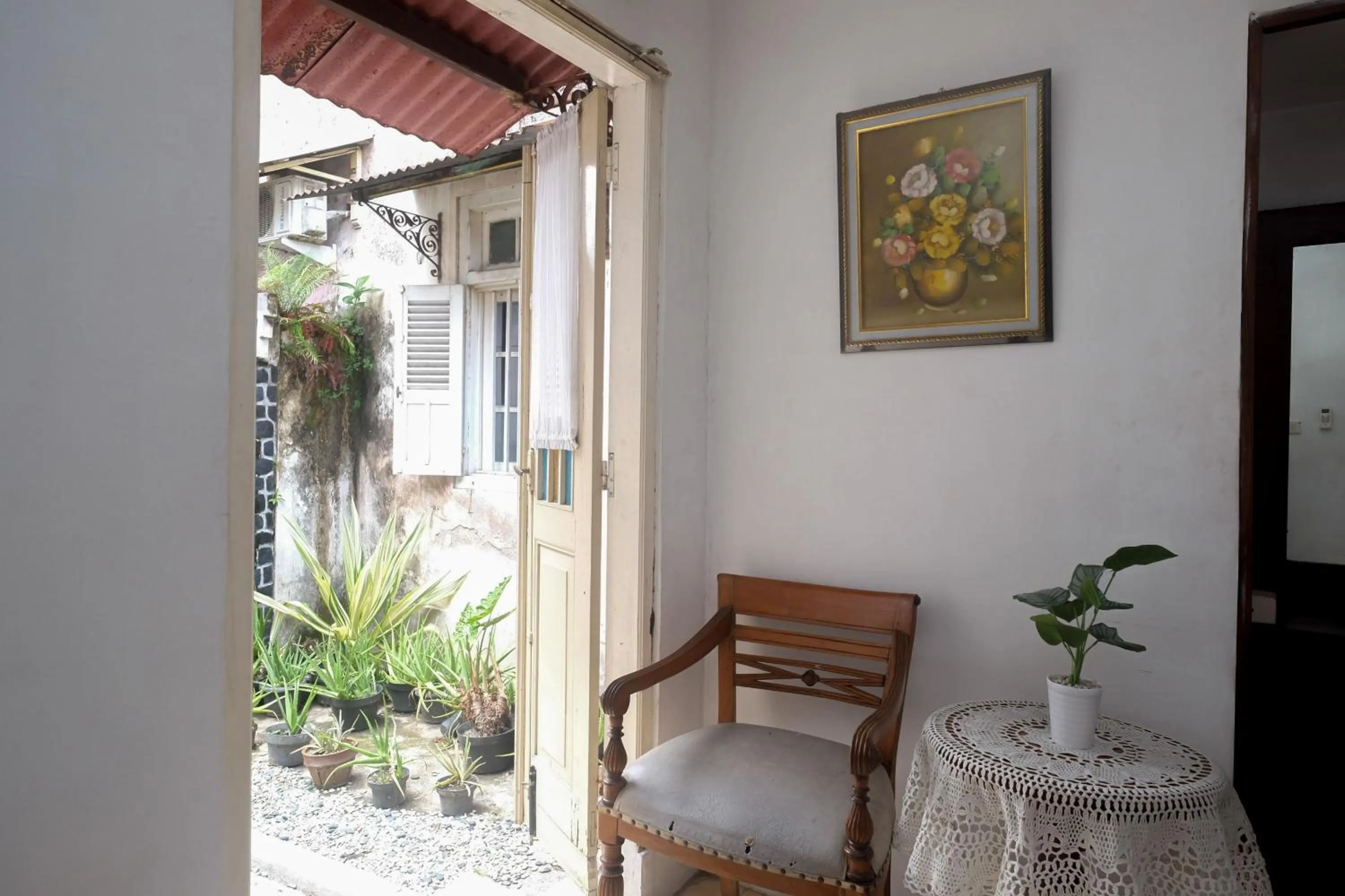 Seating area in Reddoorz Syariah near Wijilan Yogyakarta