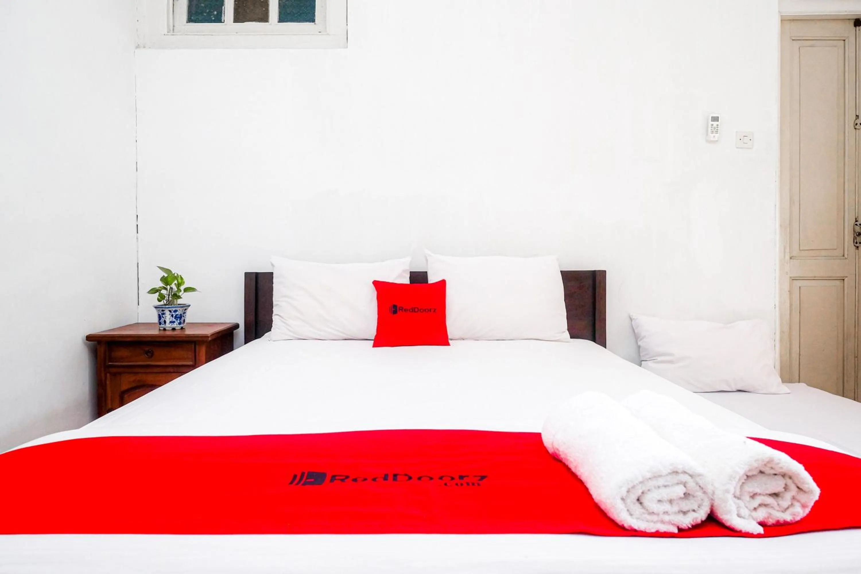 Bedroom, Bed in Reddoorz Syariah near Wijilan Yogyakarta