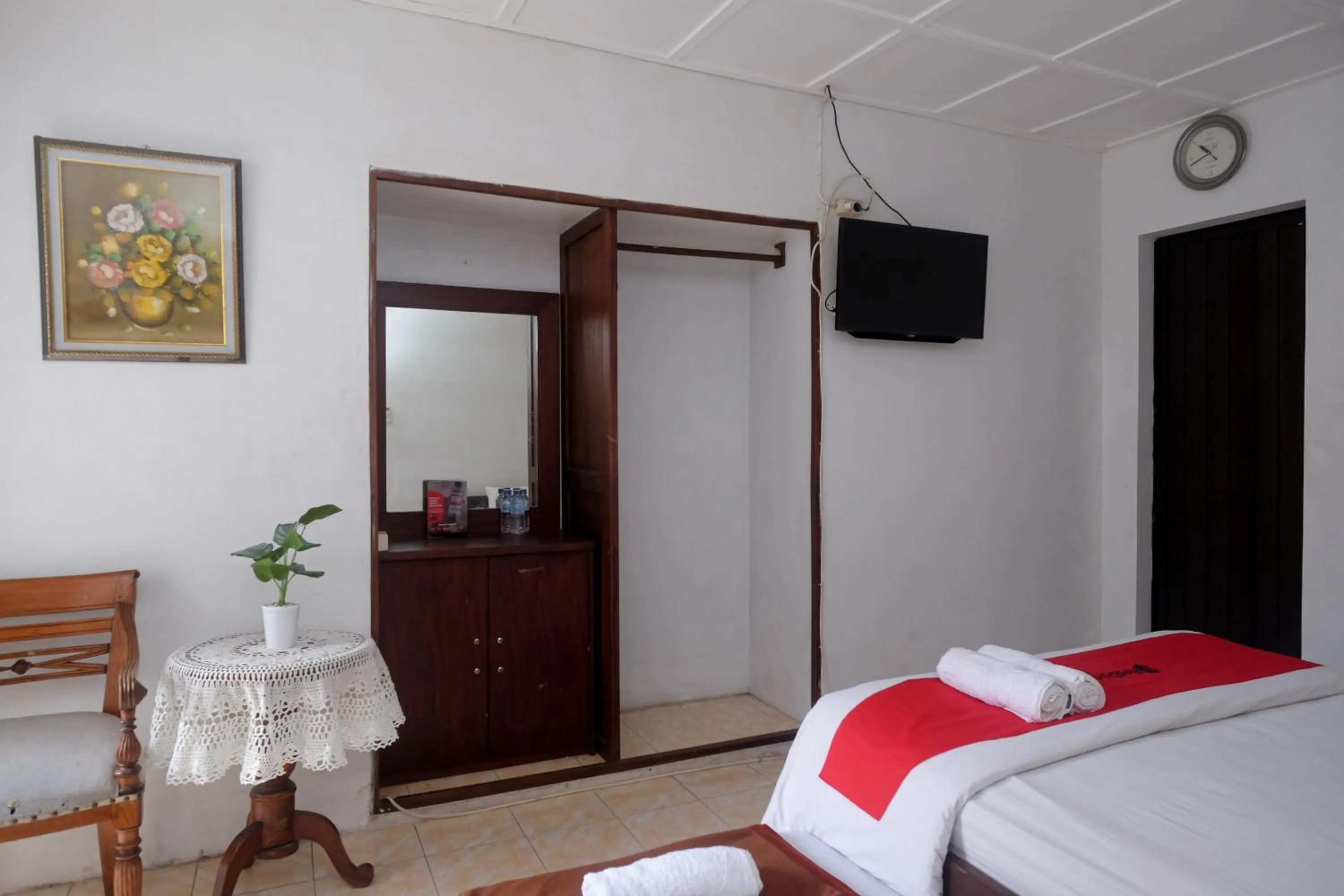 Bedroom, Bed in Reddoorz Syariah near Wijilan Yogyakarta