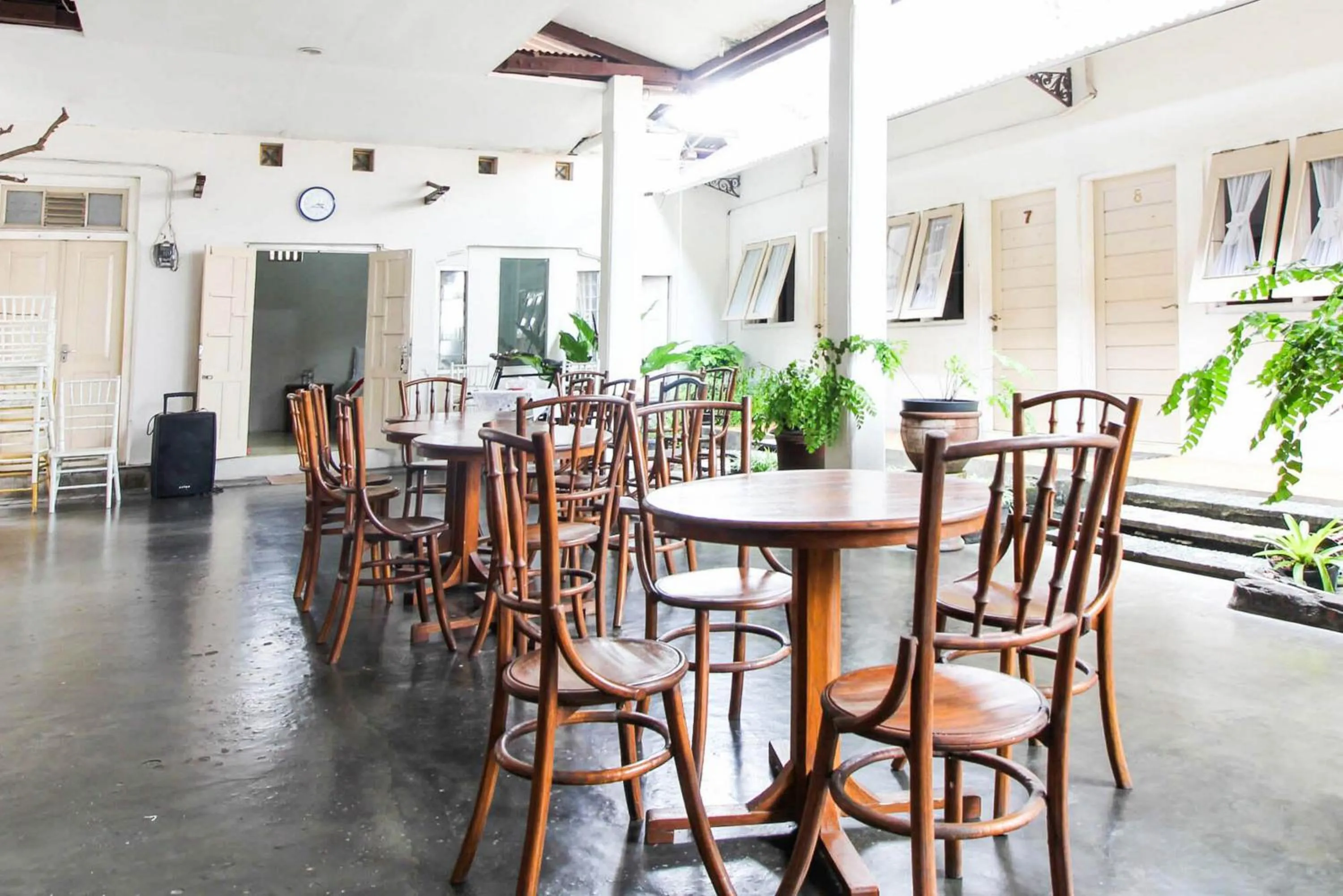 Seating area in Reddoorz Syariah near Wijilan Yogyakarta