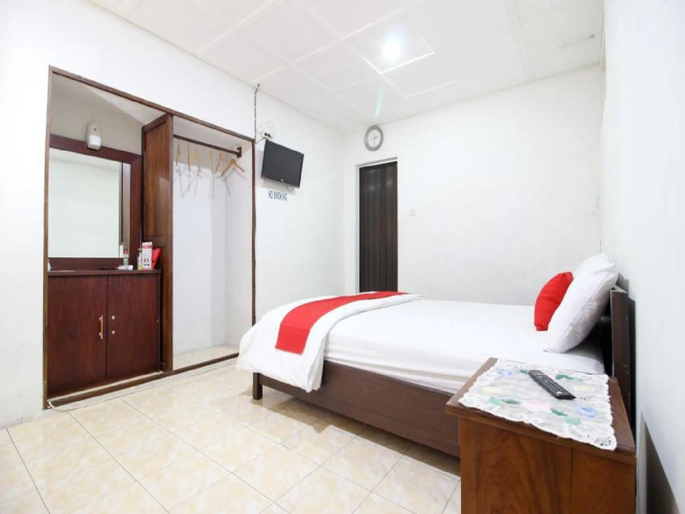 Bedroom, Bed in Reddoorz Syariah near Wijilan Yogyakarta