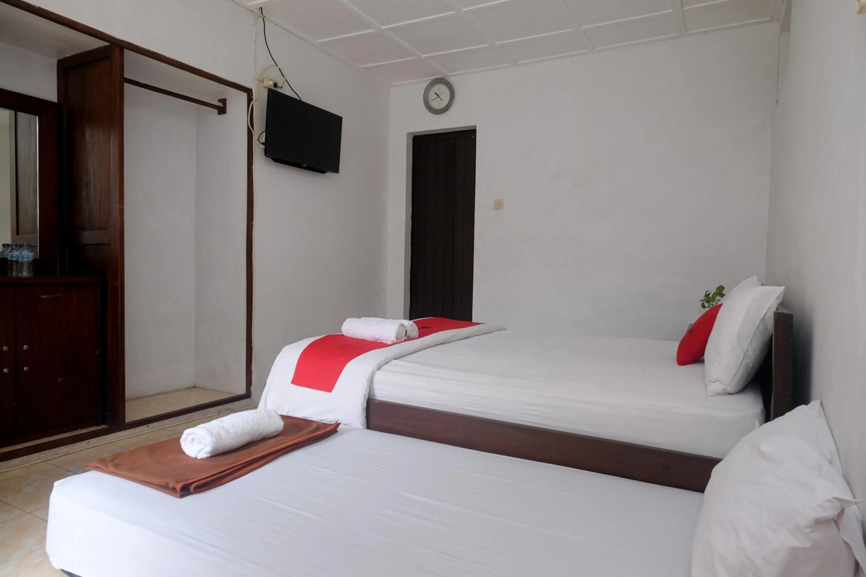 Bedroom, Bed in Reddoorz Syariah near Wijilan Yogyakarta