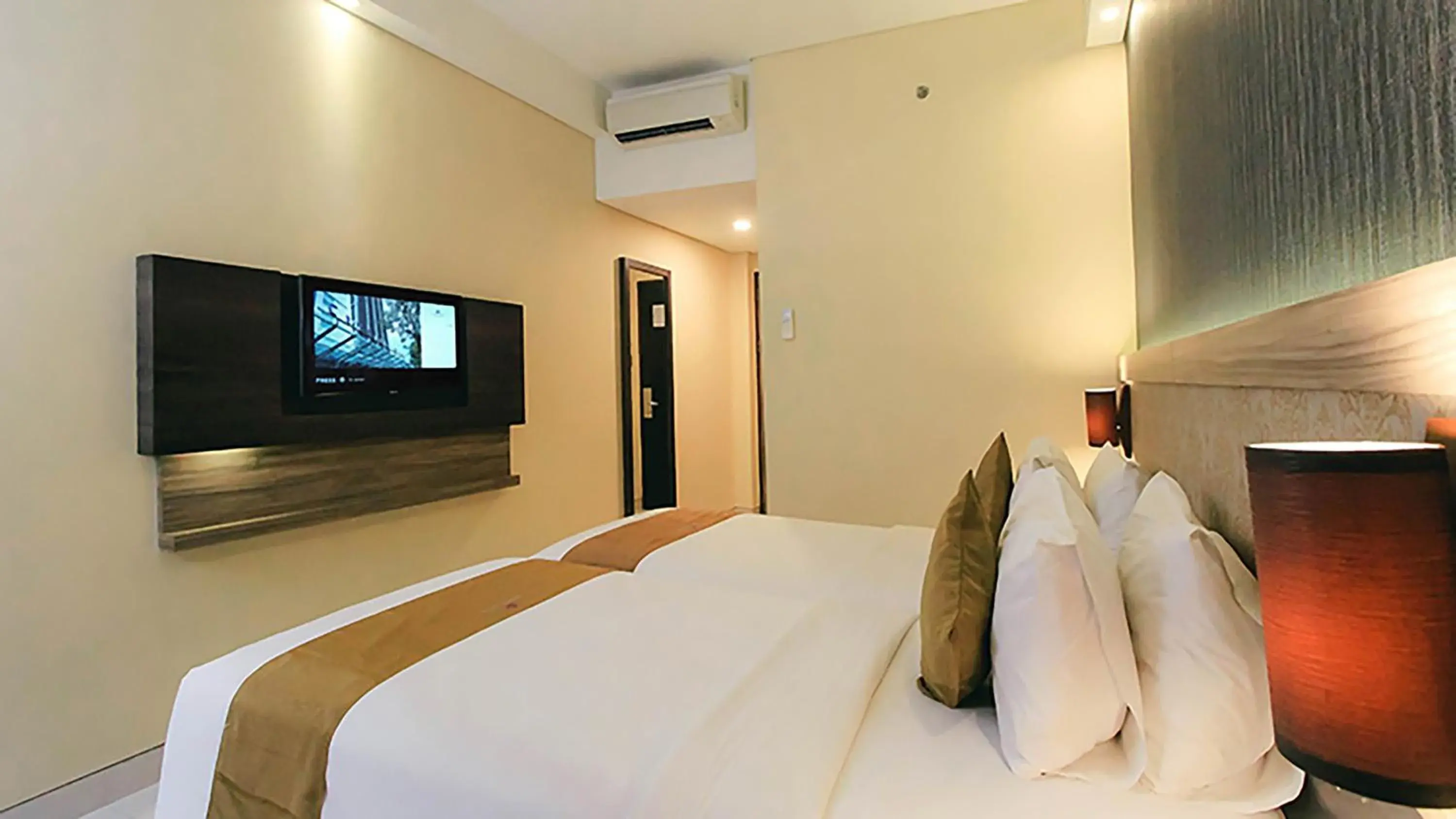 Bed in Crystal Lotus Hotel Yogyakarta Bed in Crystal Lotus Hotel Yogyakarta