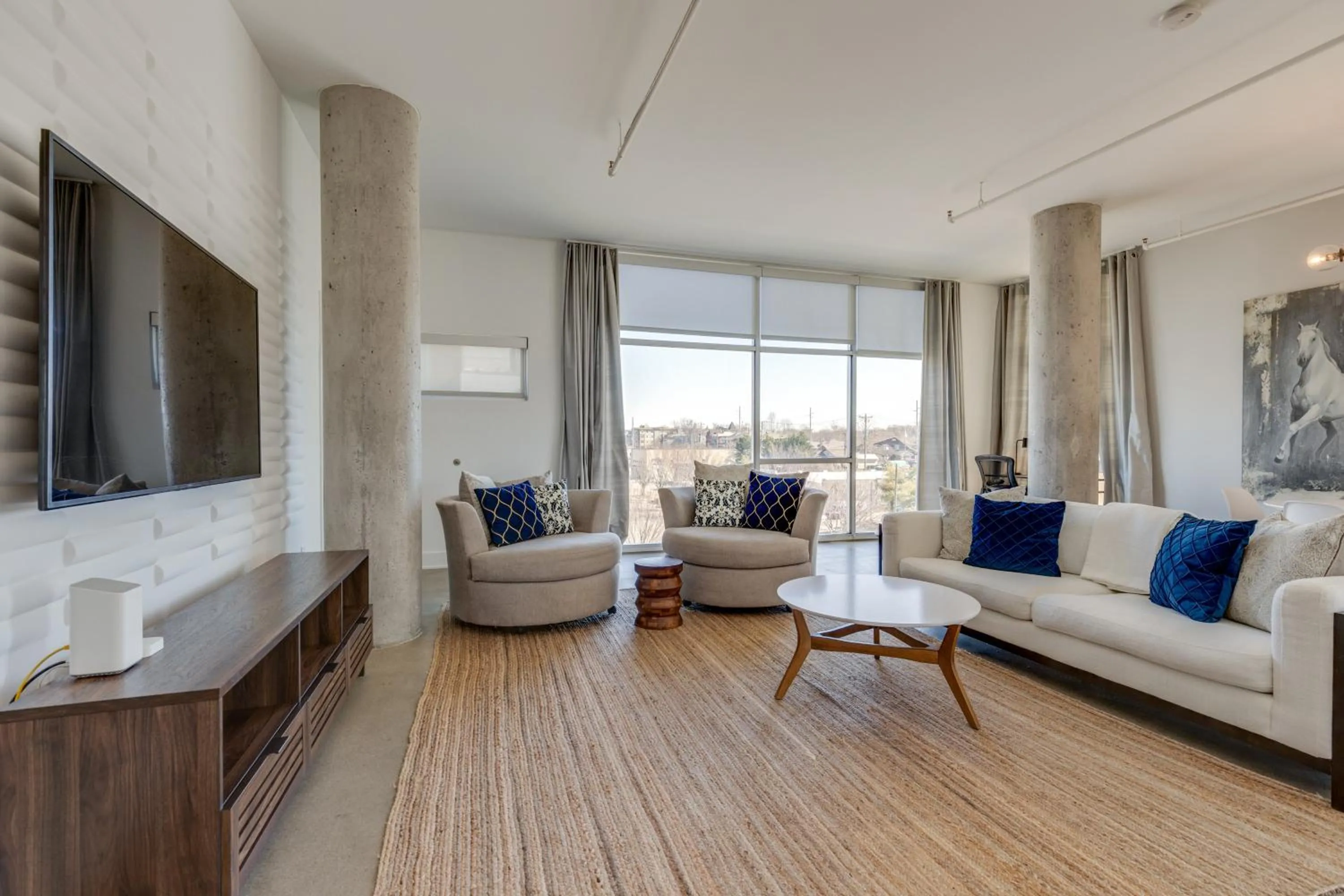 Amazing 2 Bd 4th floor condo with spectacular views