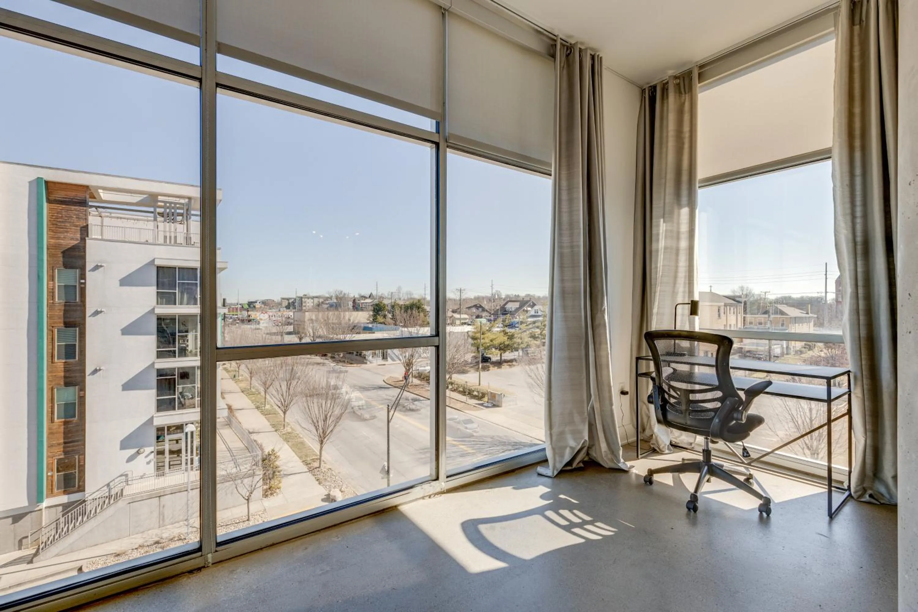Amazing 2 Bd 4th floor condo with spectacular views
