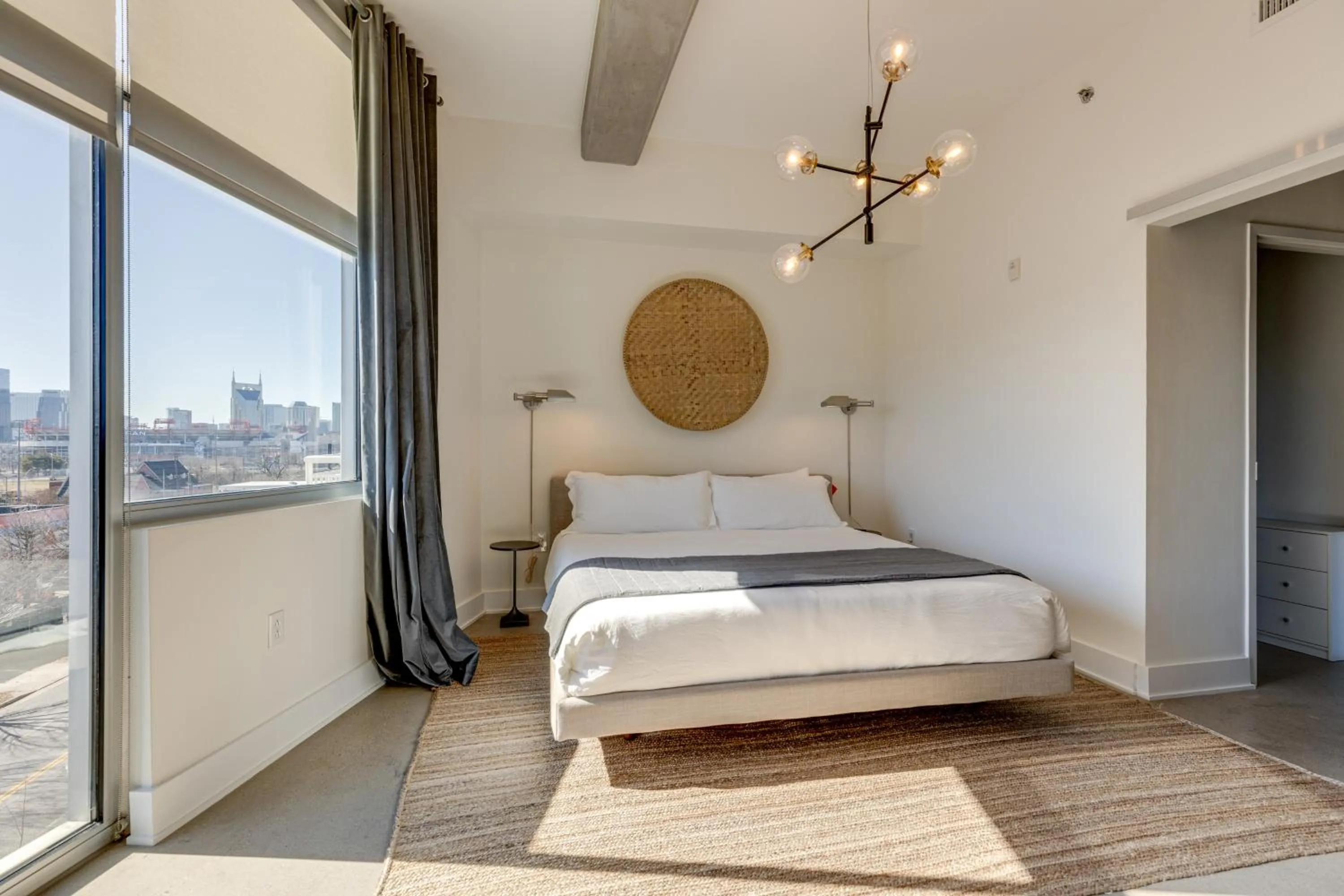 Amazing 2 Bd 4th floor condo with spectacular views