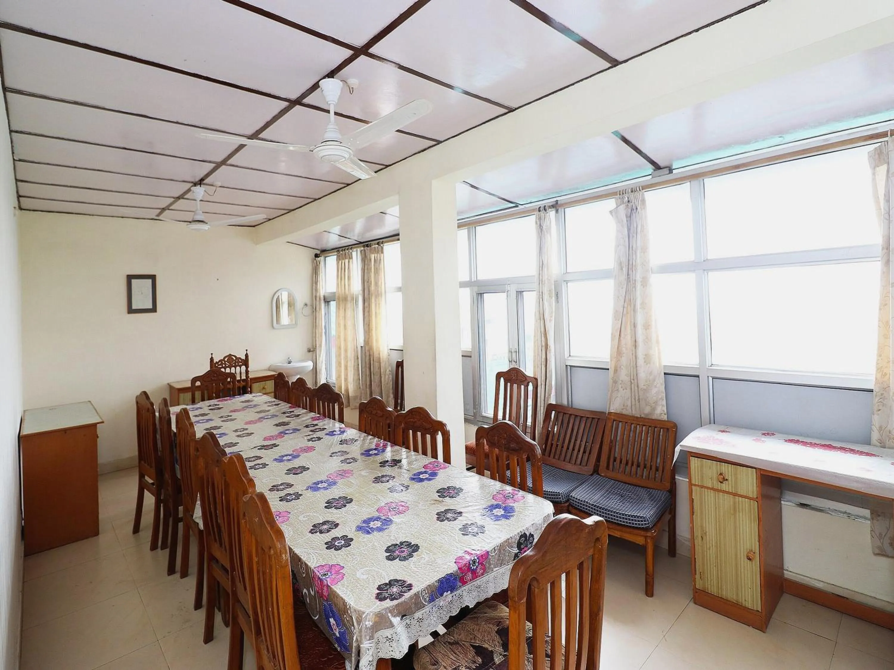 Restaurant/places to eat in Super Hotel O Country Lodge