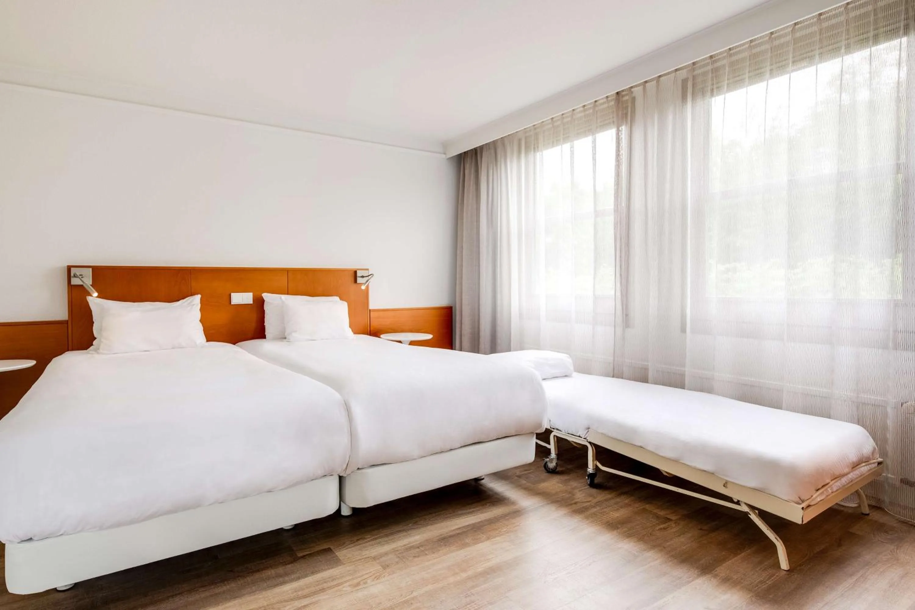 Photo of the whole room, Bed in NH Bussum Jan Tabak