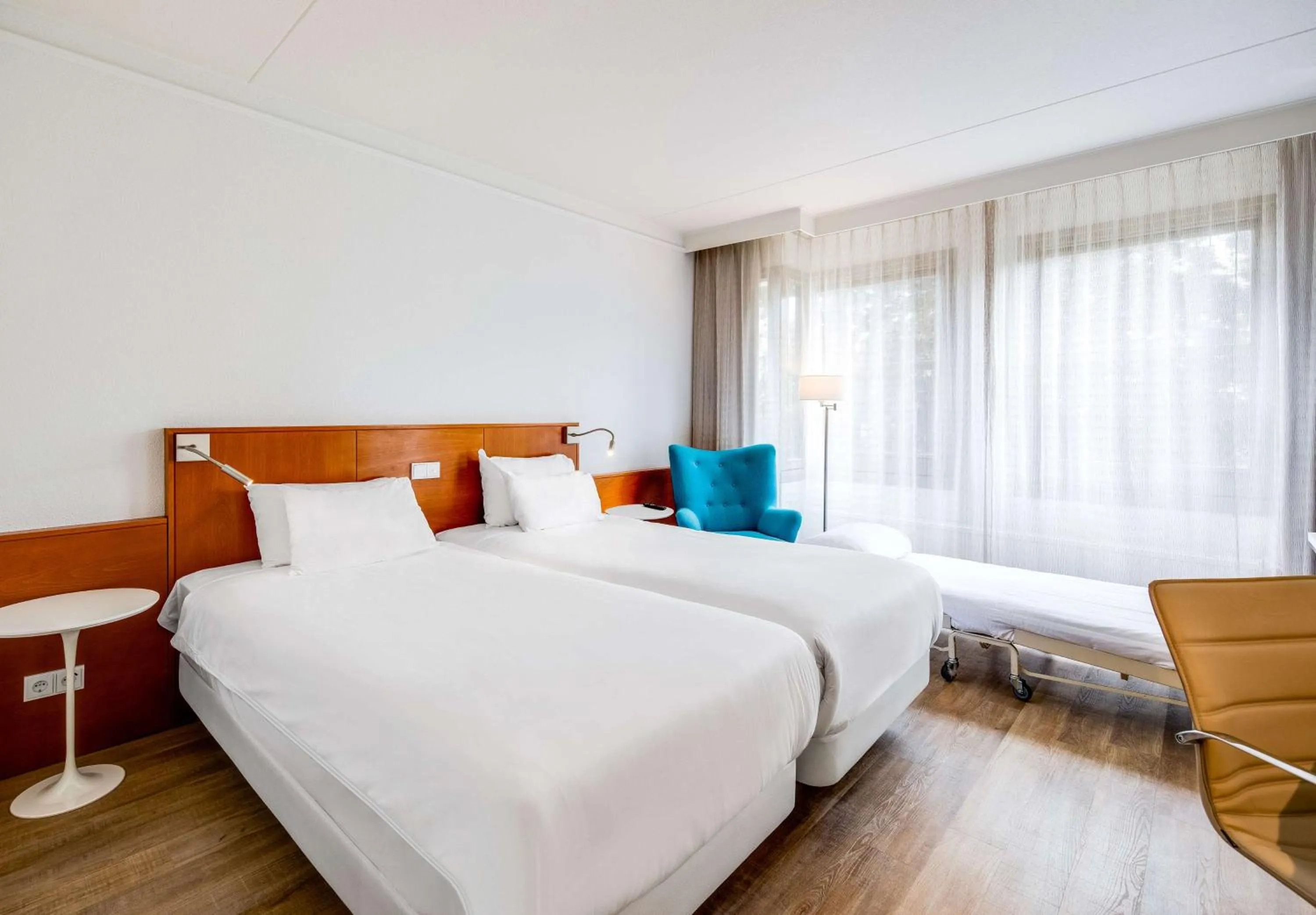 Photo of the whole room, Bed in NH Bussum Jan Tabak