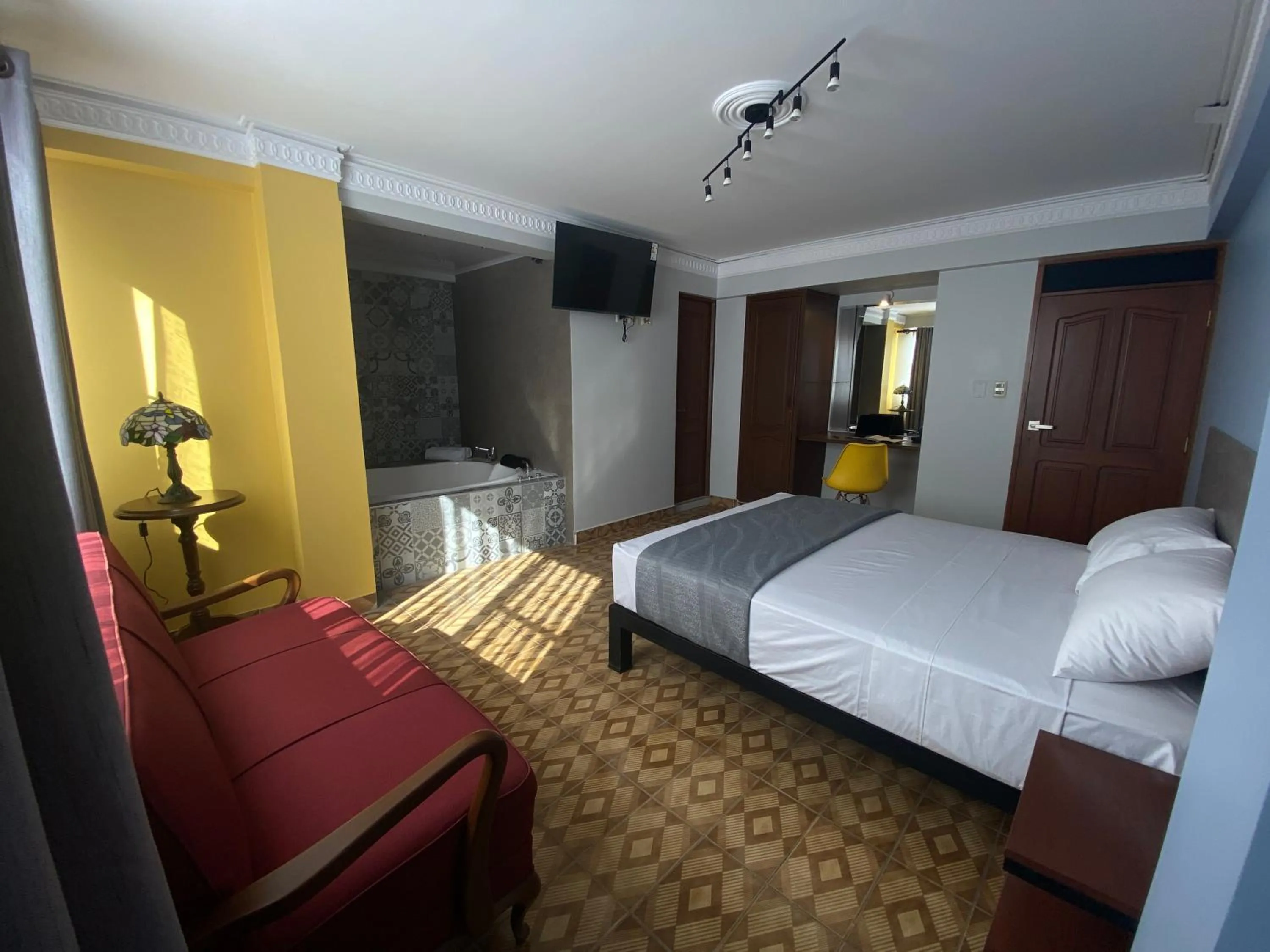 Hot Tub, Bed in Izza Hotel