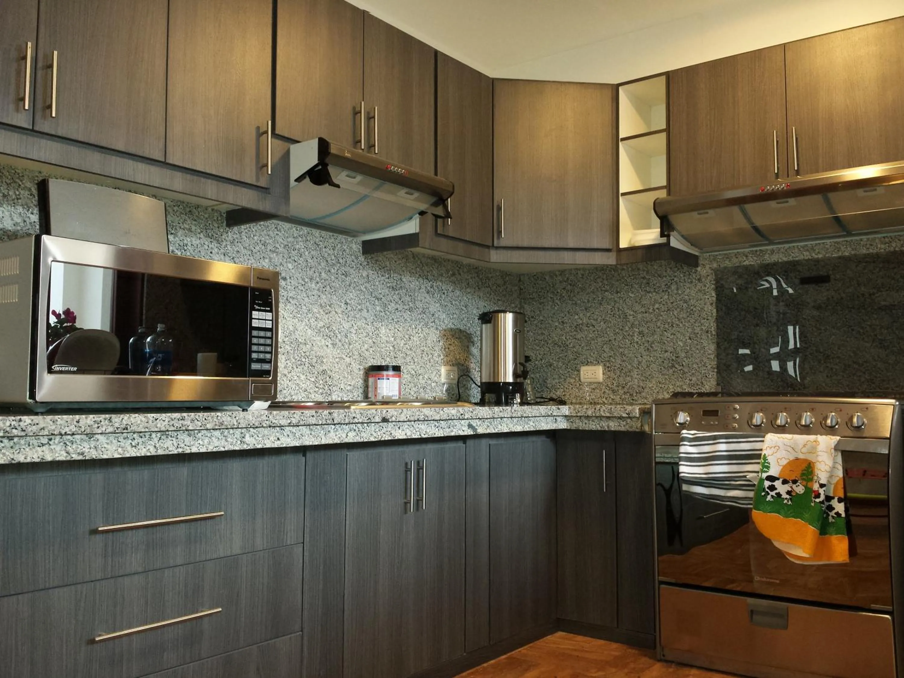 Communal kitchen in Hostal Casa de Lidice