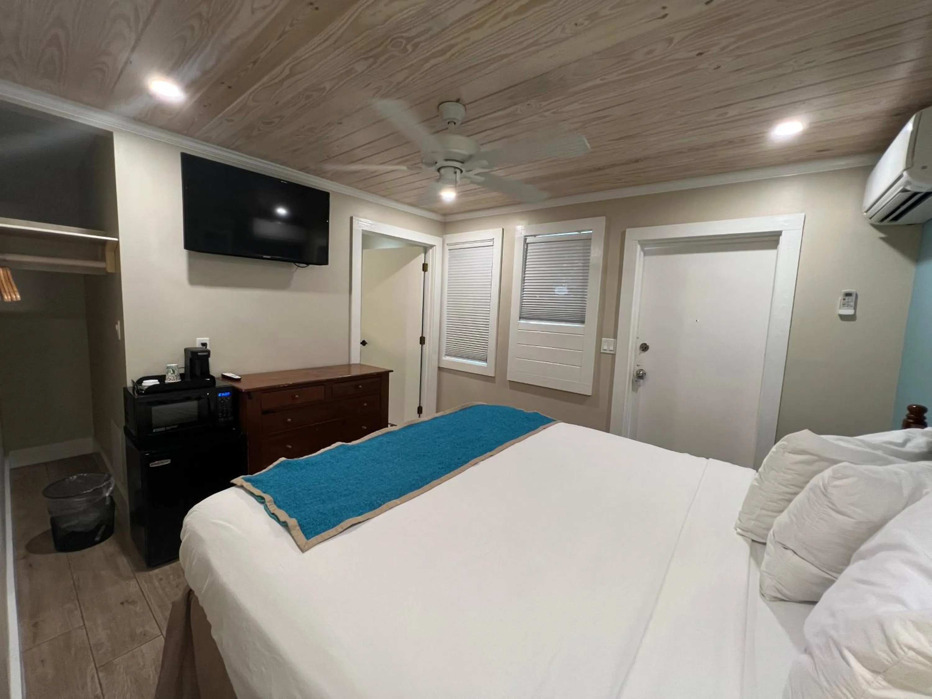 Bed in Seashell Motel and International Hostel