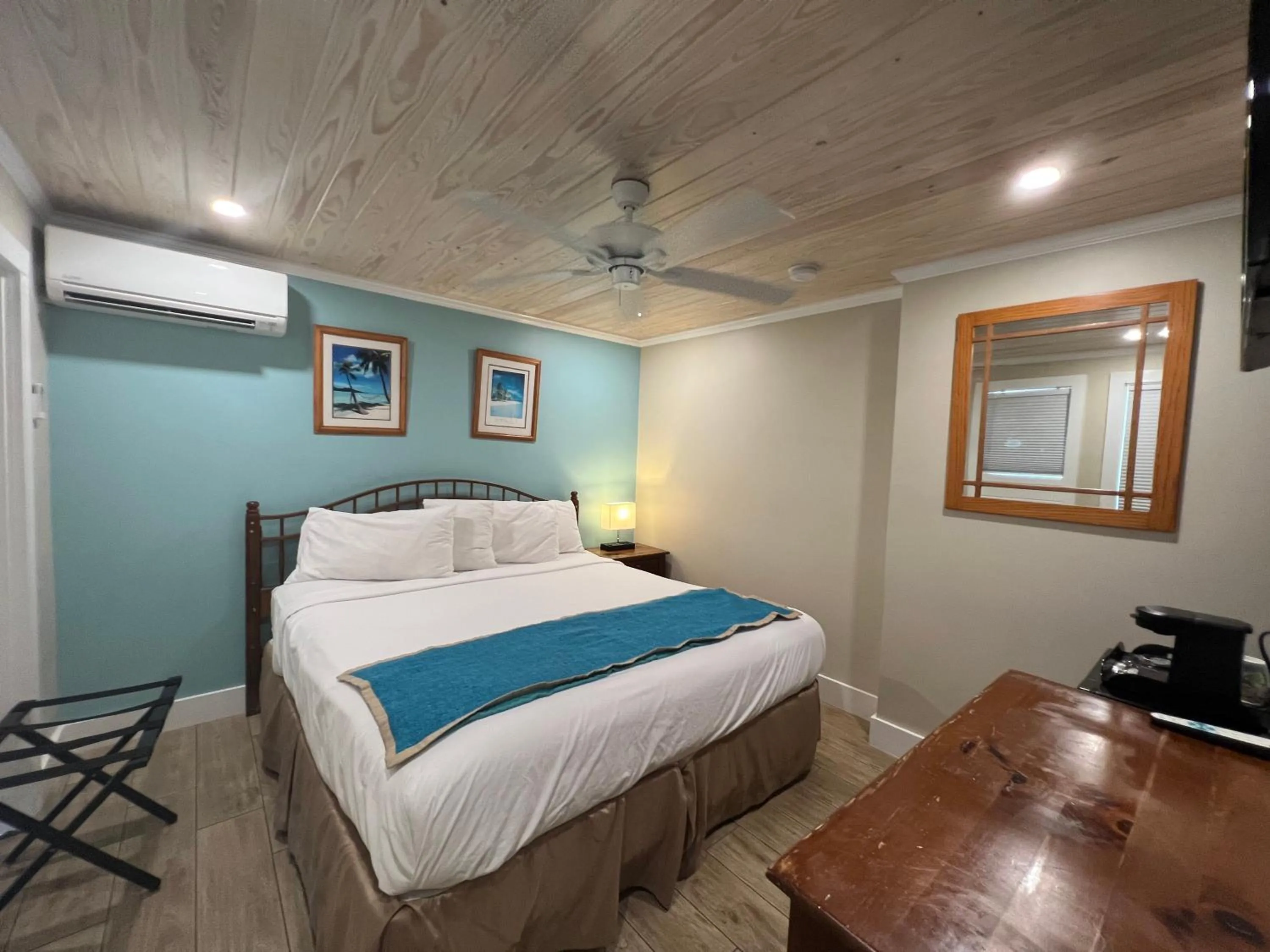 Bed in Seashell Motel and International Hostel