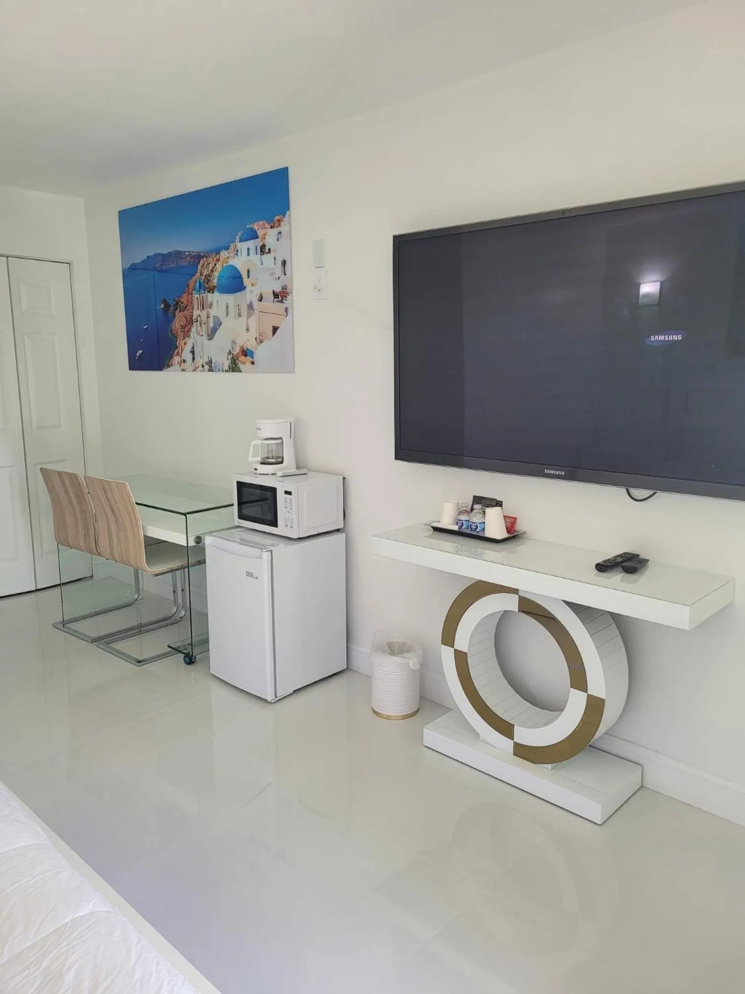 TV and multimedia in Palm Breeze Hotel