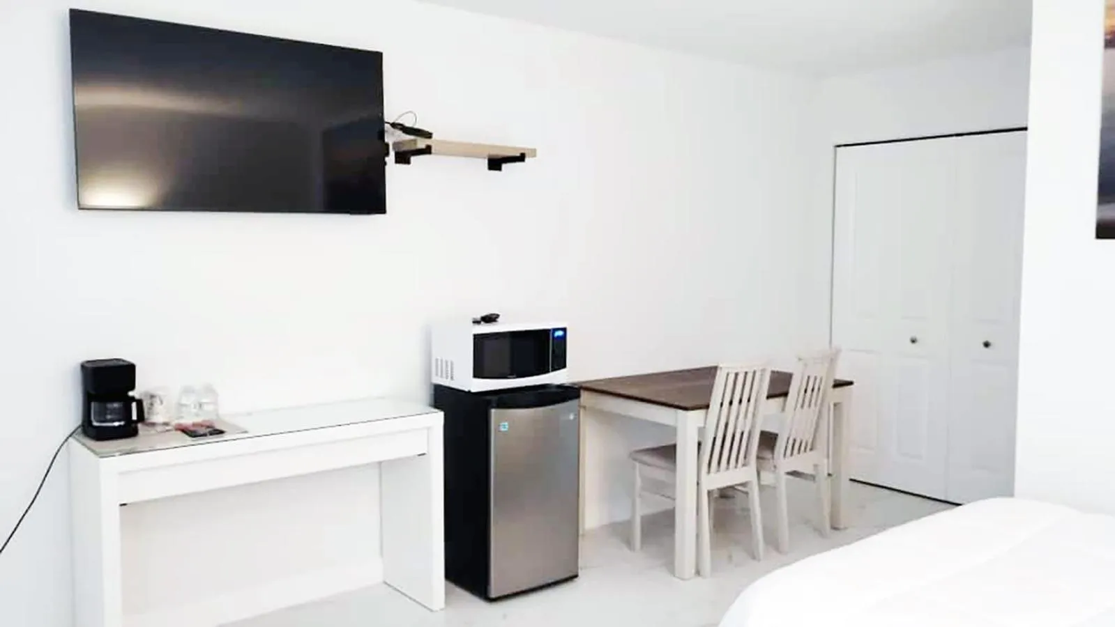 TV and multimedia in Palm Breeze Hotel