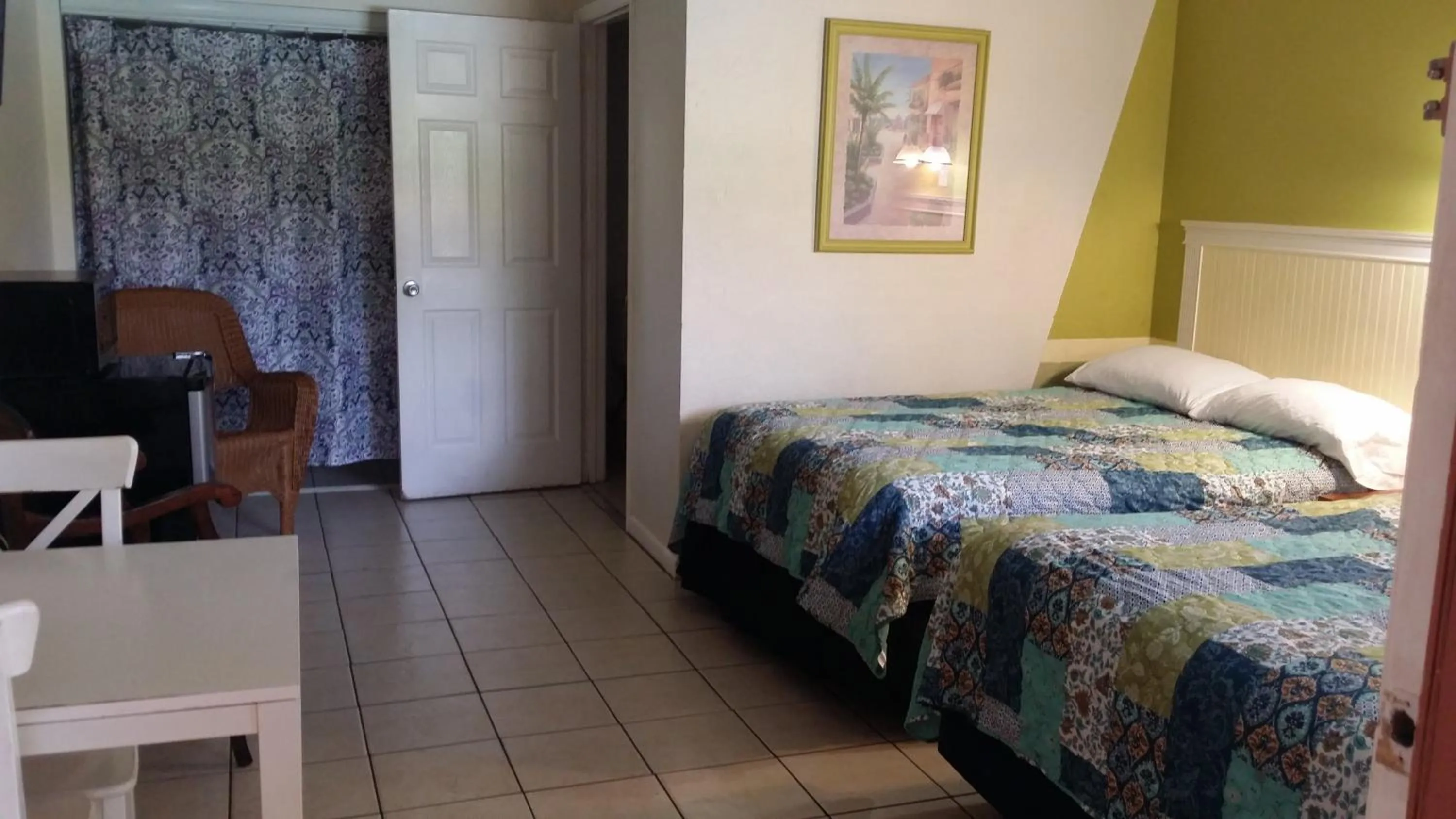 Bedroom, Bed in Palm Breeze Hotel