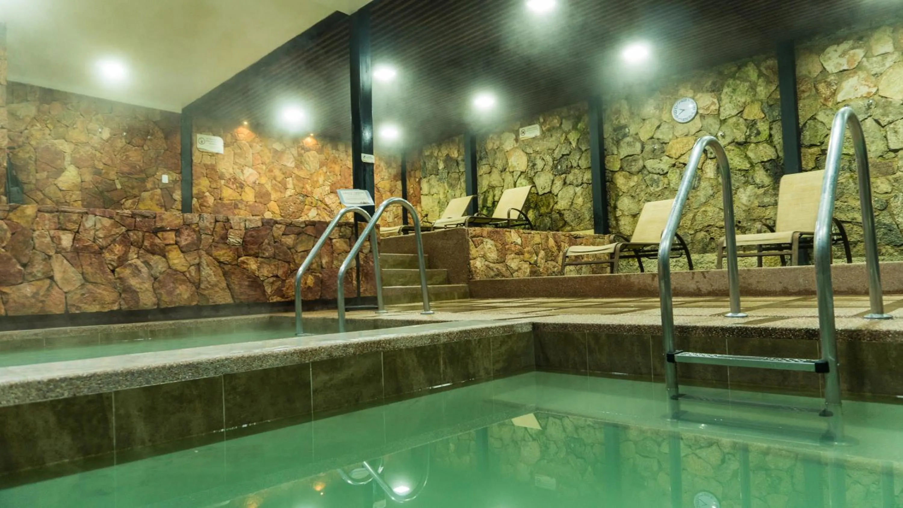 Swimming pool in Hosteria Duran