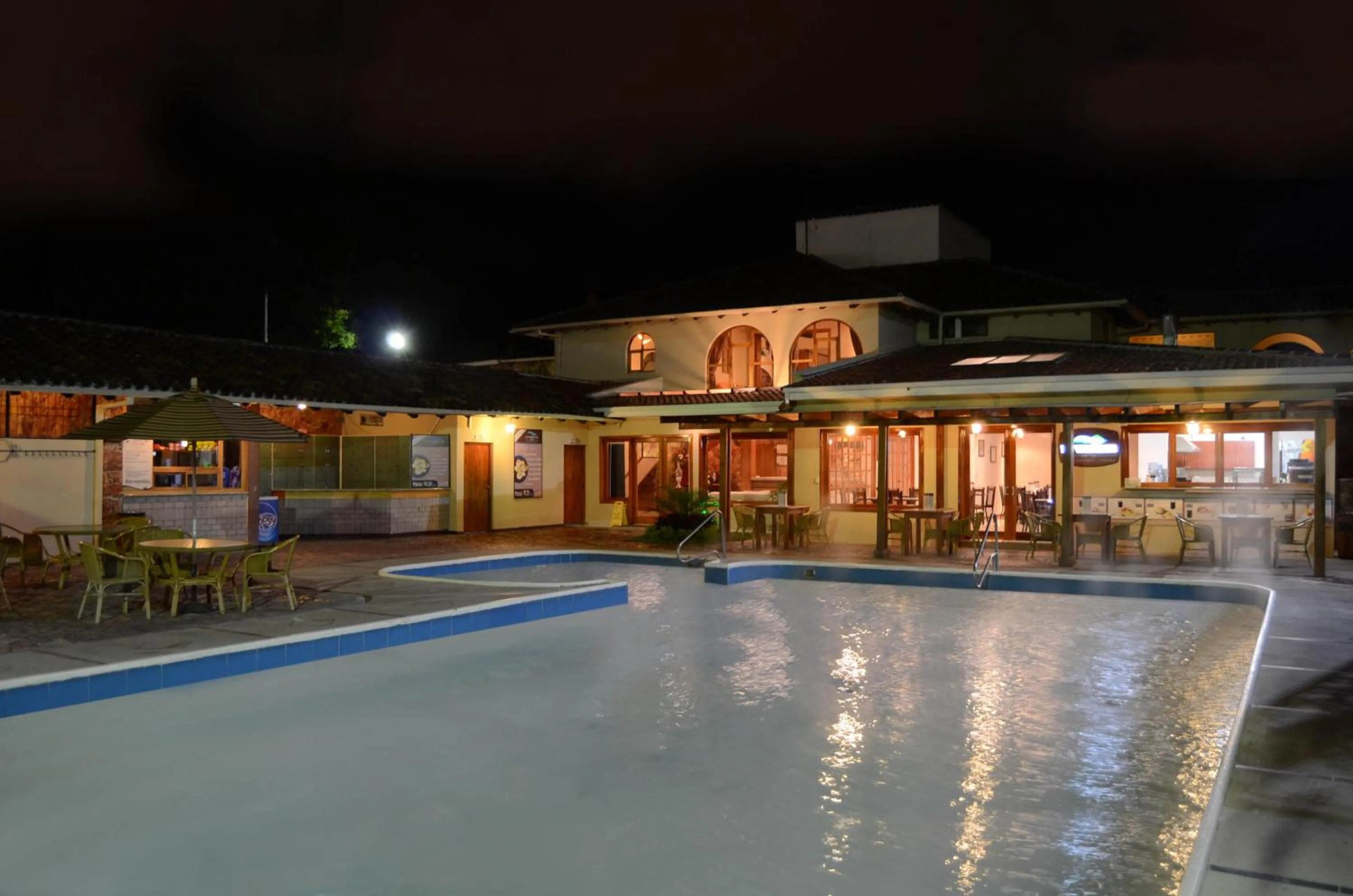 Swimming pool in Hosteria Duran