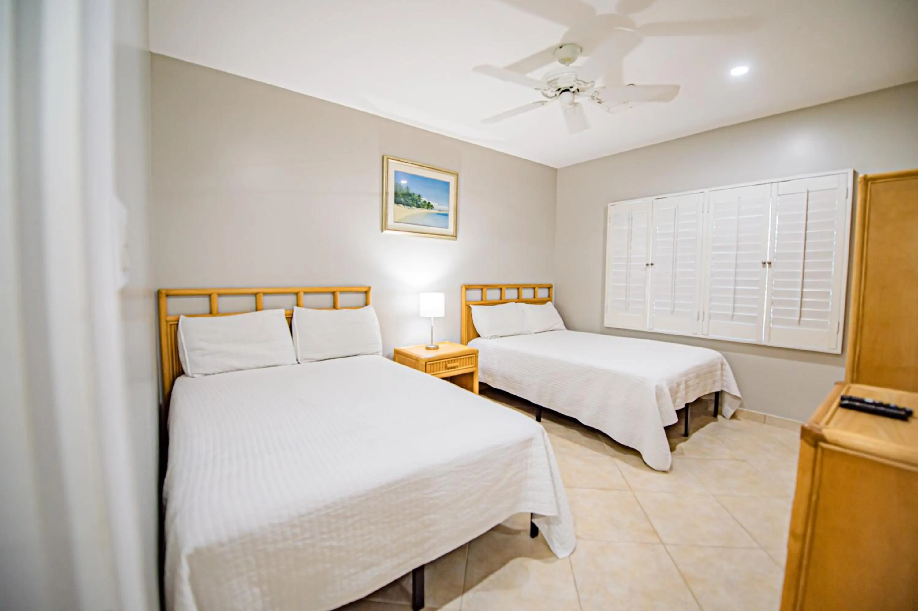 Bedroom, Bed in Seven Mile Beach Resort
