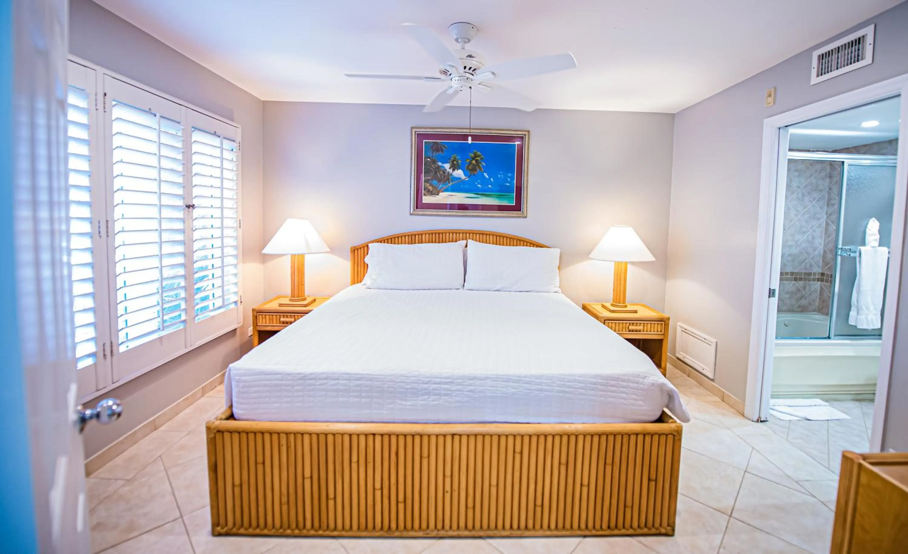 Bedroom, Bed in Seven Mile Beach Resort
