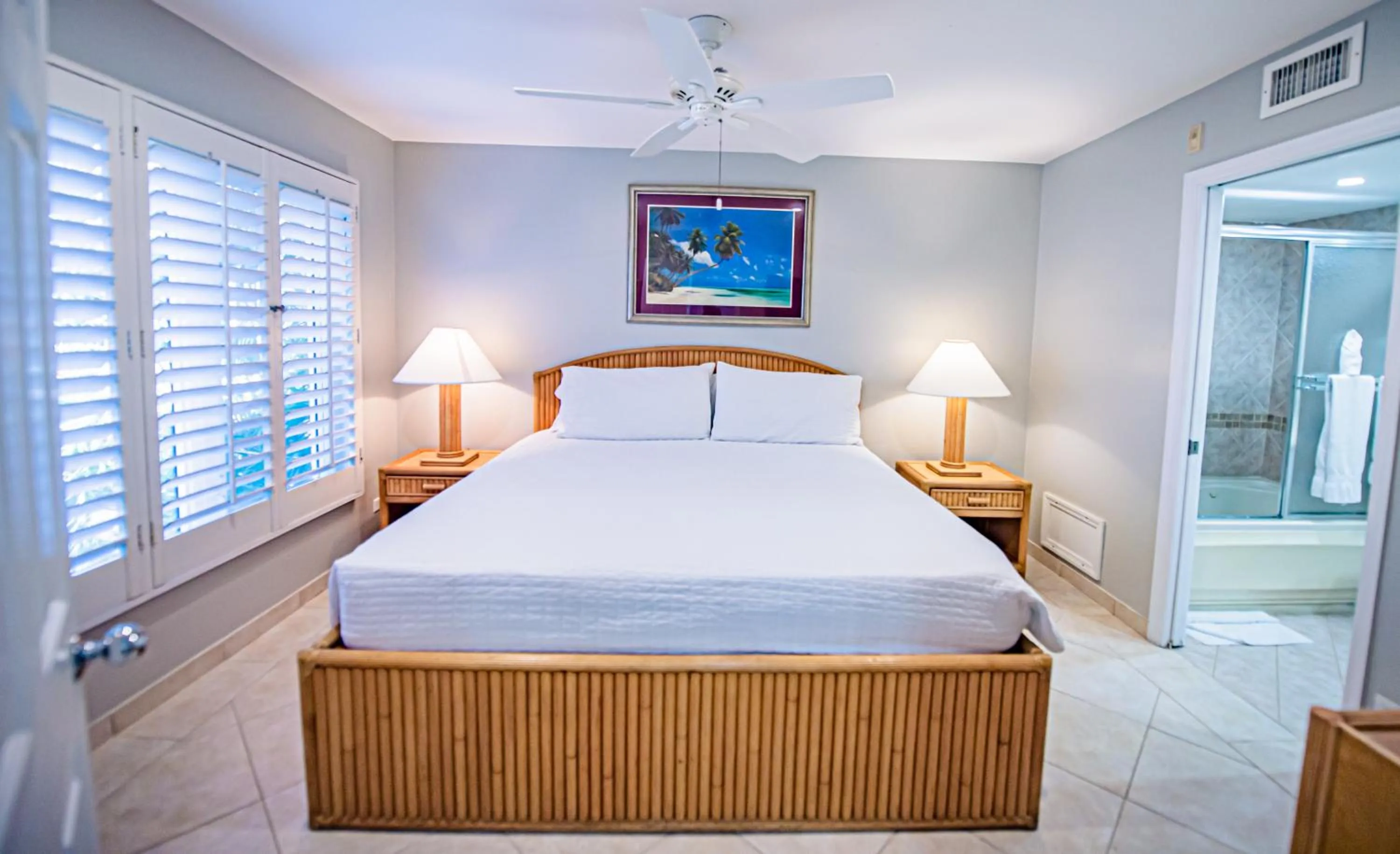 Bedroom, Bed in Seven Mile Beach Resort