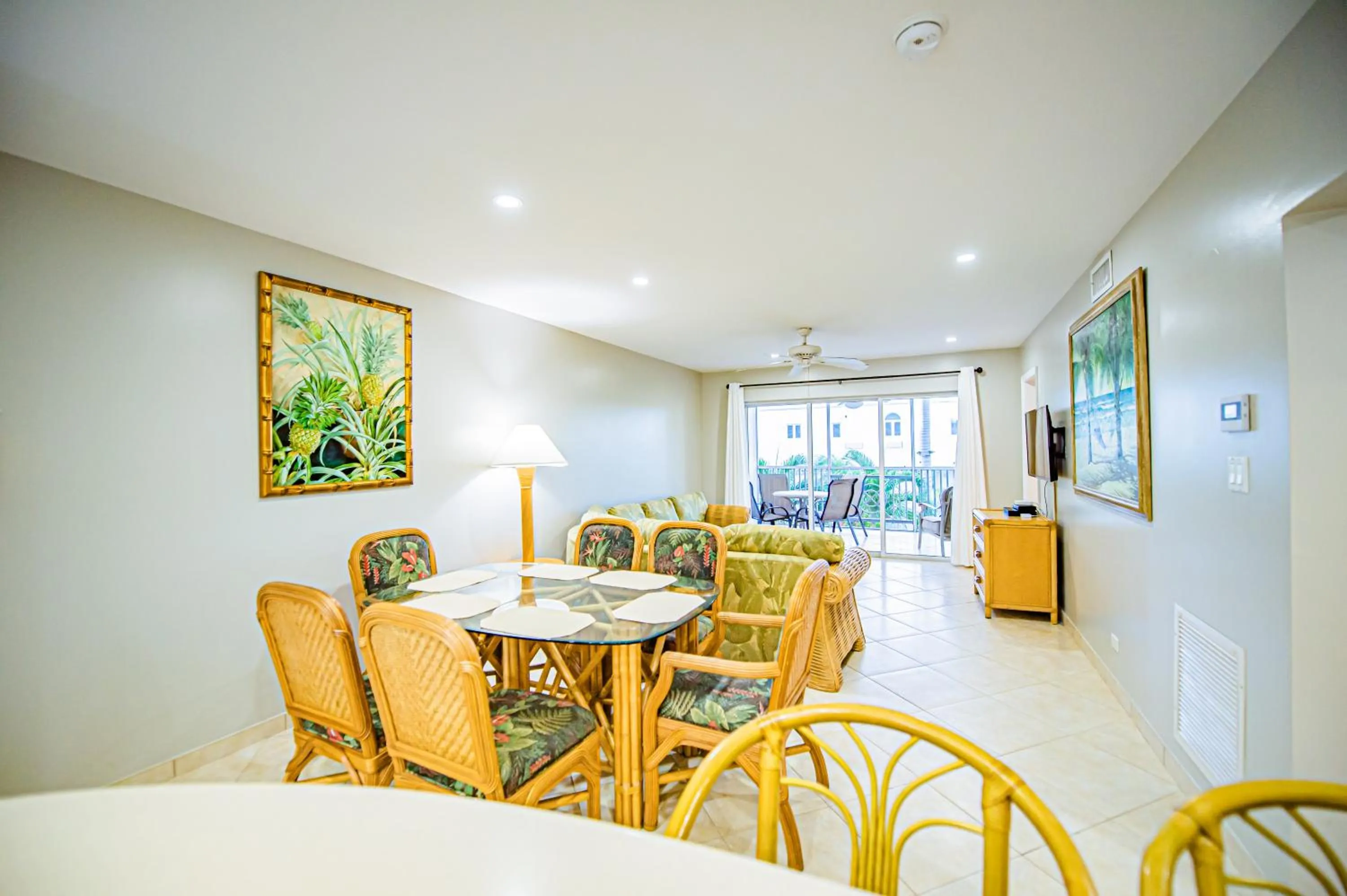 Dining area in Seven Mile Beach Resort