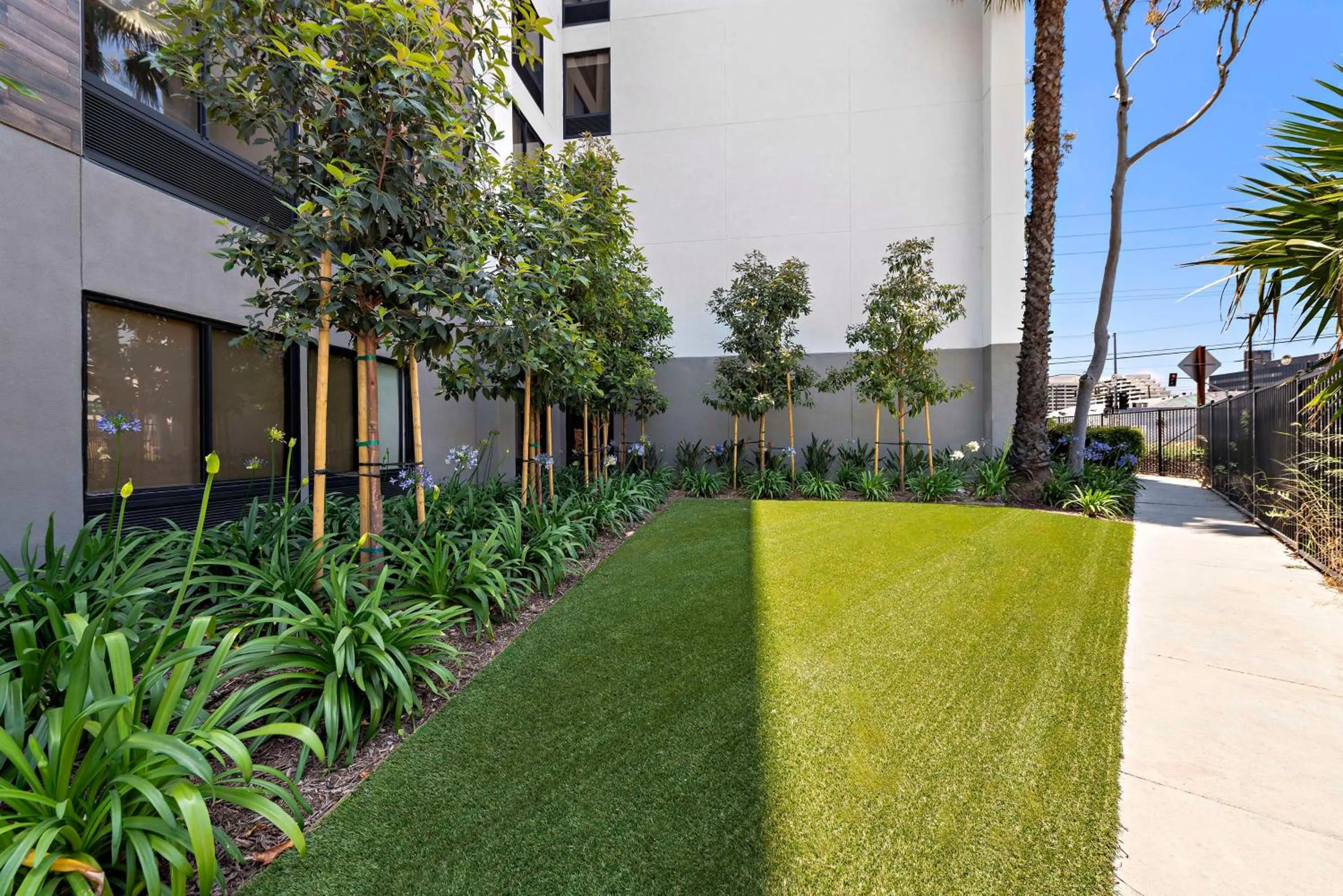 Garden in Hampton Inn Los Angeles Airport