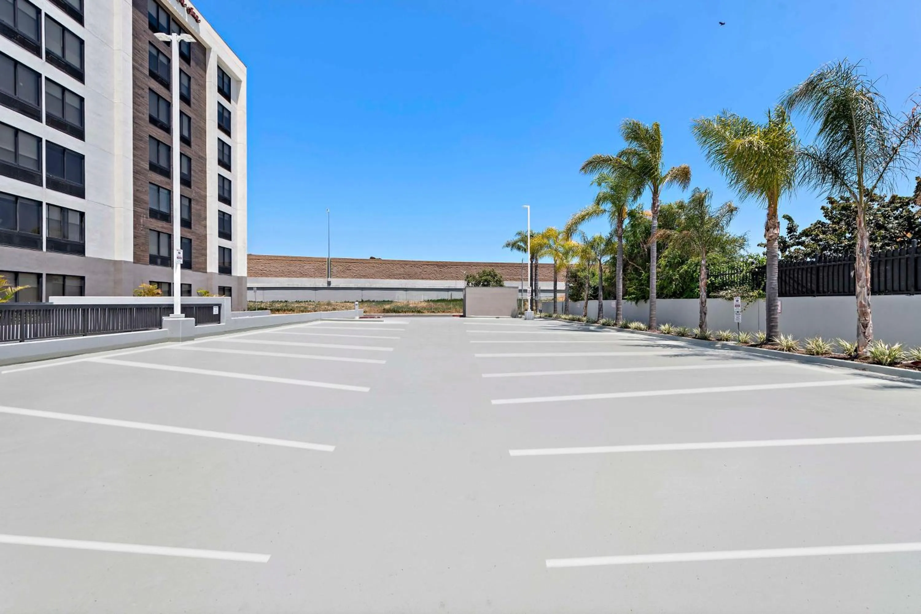 Property building in Hampton Inn Los Angeles Airport