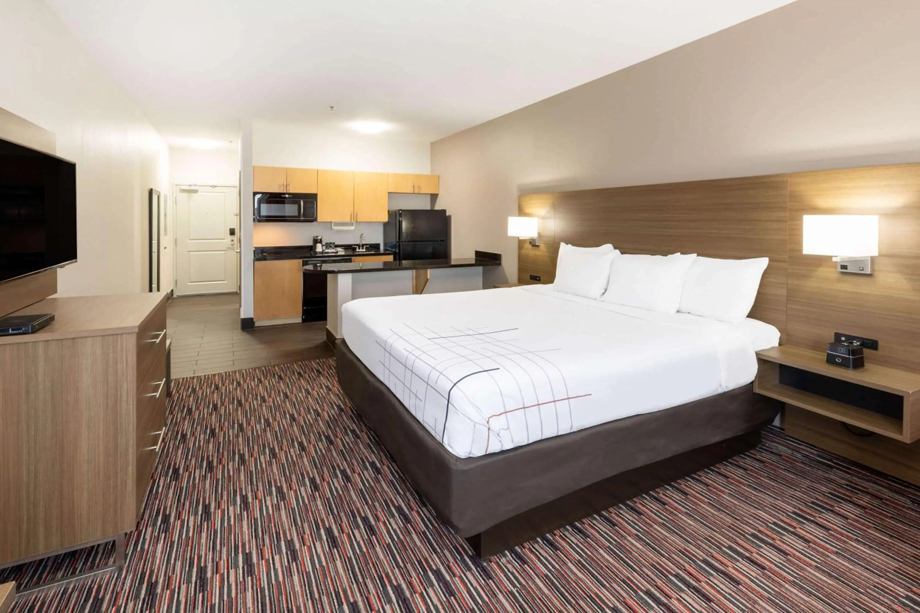 Photo of the whole room, Bed in La Quinta by Wyndham Wichita Falls - MSU Area