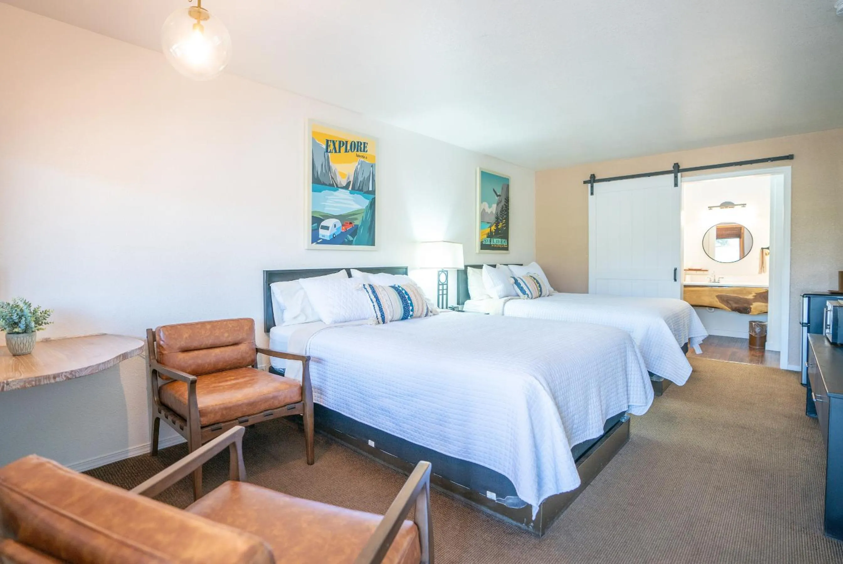 Photo of the whole room, Bed in Hagerman Valley Inn