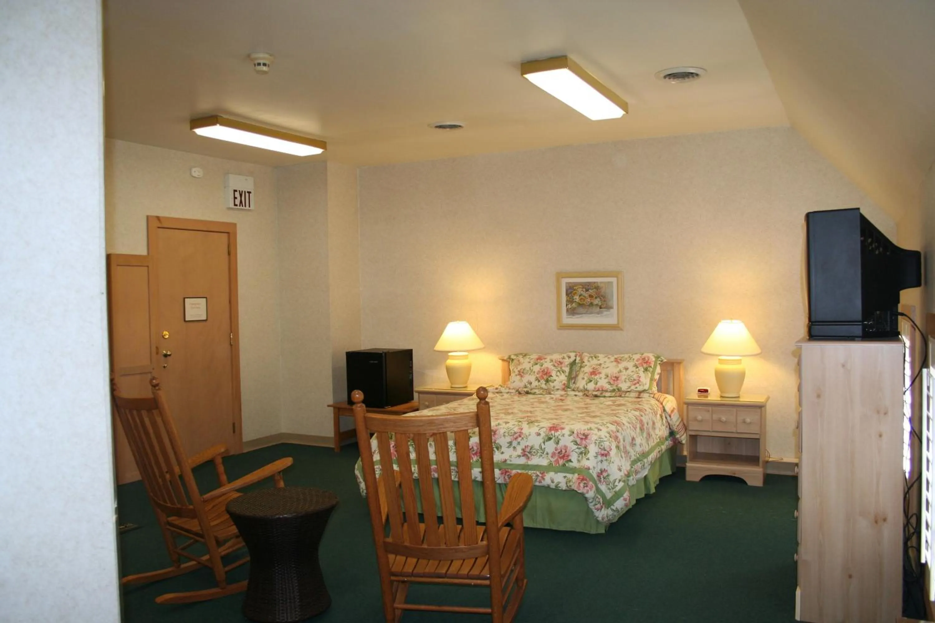 Photo of the whole room, Bed in Visions Inn
