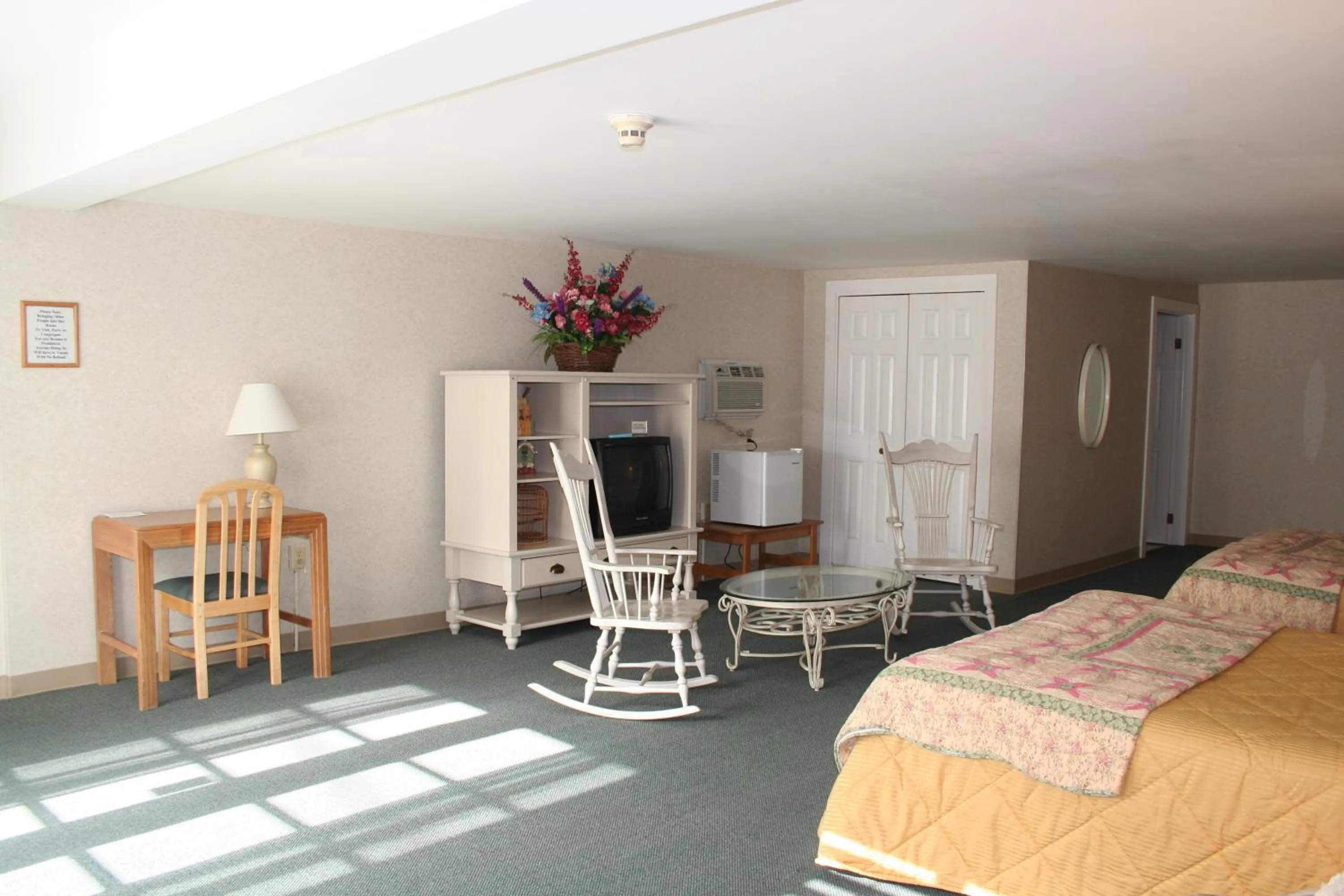 Seating area, Bed in Visions Inn