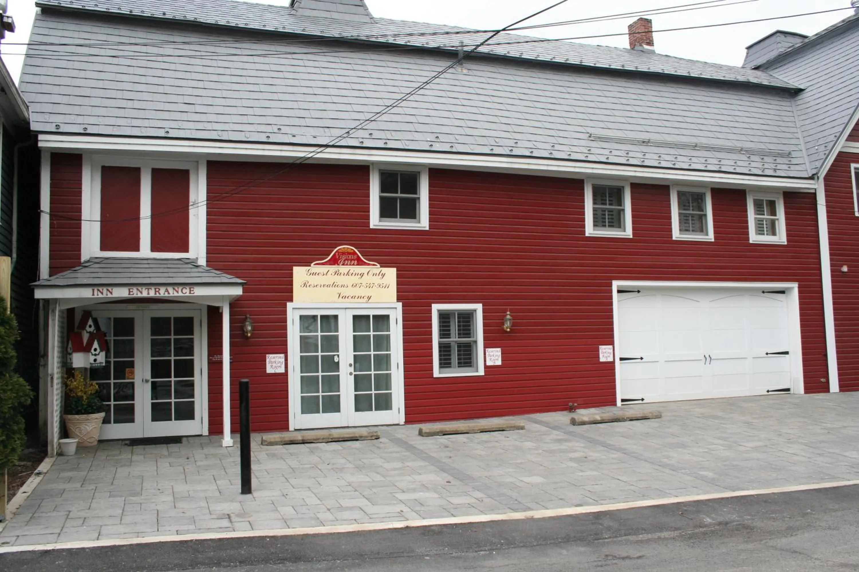 Facade/entrance in Visions Inn