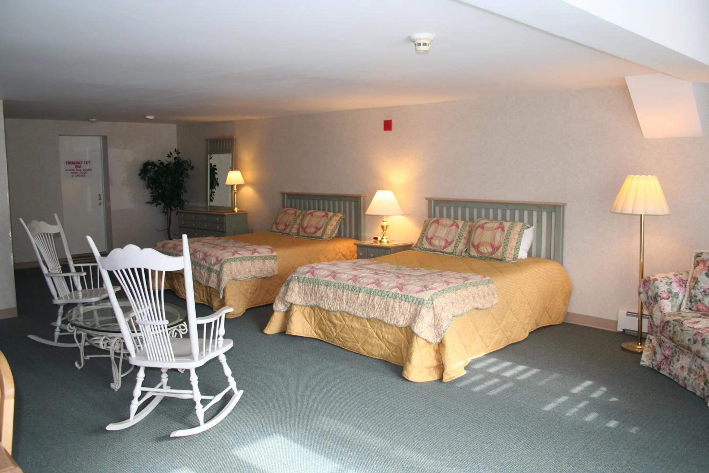 Photo of the whole room, Bed in Visions Inn